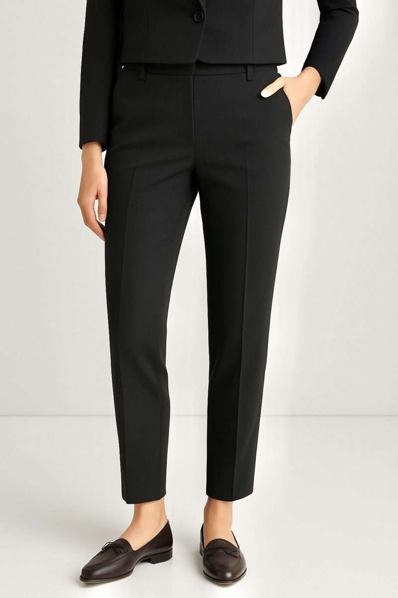 Essentiel, élégant et facile à associer, le pantalon noir Anna Montana coche toutes les cases du dressing idéal. Confectionné dans un tissu souple et légèrement extensible, il allie confort optimal et allure soignée, que vous soyez au bureau ou en balade. Sa coupe droite moderne flatte toutes les morphologies et s’intègre à merveille dans une garde-robe capsule. • Marque : Anna Montana • Coupe droite et taille mi-haute • Fermeture zippée et bouton discret • Tissu noir fluide, légèrement stretch • Poches discrètes à l’arrière • Finitions impeccables 👖 Disponible du 36 au 46 ✨ Conseil style Malice : à porter avec un pull en maille colorée et des baskets ou en version habillée avec des mocassins et une chemise fluide.