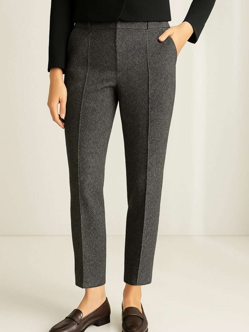Chic, intemporel et ultra confortable, ce pantalon à chevrons gris anthracite est un indispensable du vestiaire féminin. Sa coupe droite flatte toutes les silhouettes, tandis que son tissu à motif chevron apporte une touche de raffinement sans effort. Idéal pour la mi-saison et l’hiver, il se marie aussi bien avec une maille épaisse qu’un chemisier fluide. • Motif chevron discret • Taille haute avec fermeture zippée et agrafe • Coupe droite légèrement raccourcie • Tissu souple et doux au toucher • Coloris gris anthracite facile à assortir 👉 À porter au bureau avec une paire de mocassins ou en version casual avec des baskets et un pull oversize. pantalon femme 50