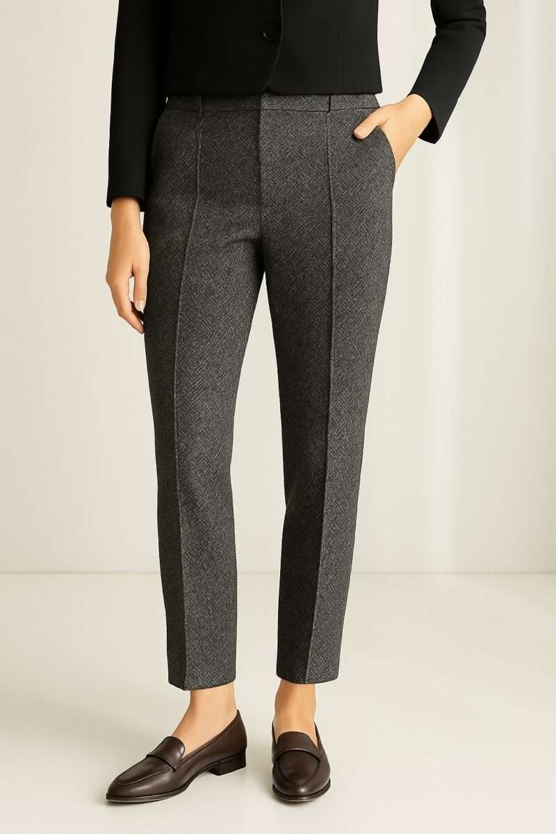 Chic, intemporel et ultra confortable, ce pantalon à chevrons gris anthracite est un indispensable du vestiaire féminin. Sa coupe droite flatte toutes les silhouettes, tandis que son tissu à motif chevron apporte une touche de raffinement sans effort. Idéal pour la mi-saison et l’hiver, il se marie aussi bien avec une maille épaisse qu’un chemisier fluide. • Motif chevron discret • Taille haute avec fermeture zippée et agrafe • Coupe droite légèrement raccourcie • Tissu souple et doux au toucher • Coloris gris anthracite facile à assortir 👉 À porter au bureau avec une paire de mocassins ou en version casual avec des baskets et un pull oversize. pantalon femme 50