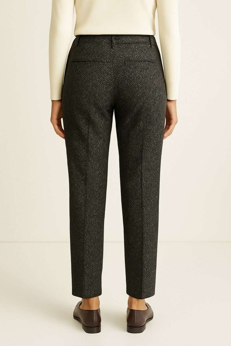 Chic, intemporel et ultra confortable, ce pantalon à chevrons gris anthracite est un indispensable du vestiaire féminin. Sa coupe droite flatte toutes les silhouettes, tandis que son tissu à motif chevron apporte une touche de raffinement sans effort. Idéal pour la mi-saison et l’hiver, il se marie aussi bien avec une maille épaisse qu’un chemisier fluide. • Motif chevron discret • Taille haute avec fermeture zippée et agrafe • Coupe droite légèrement raccourcie • Tissu souple et doux au toucher • Coloris gris anthracite facile à assortir 👉 À porter au bureau avec une paire de mocassins ou en version casual avec des baskets et un pull oversize. pantalon femme 50