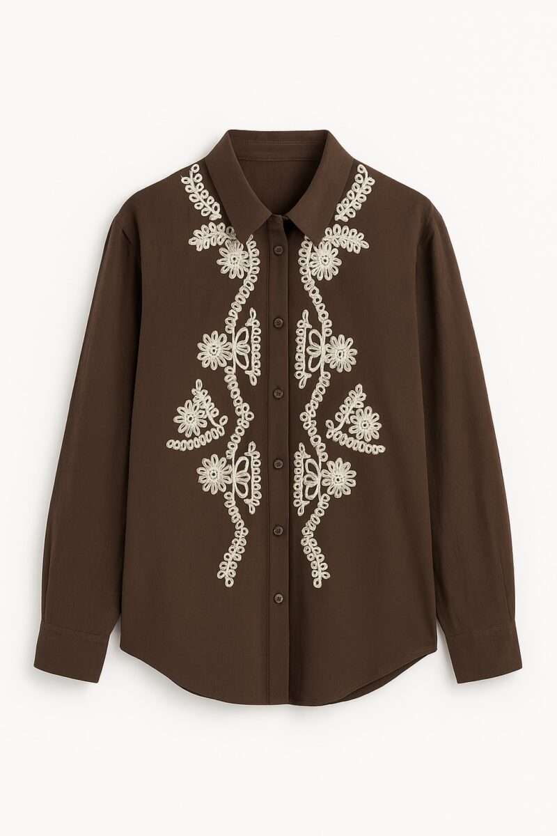 Chemise brune à plat, manches longues, avec broderie traditionnelle blanche contrastée sur le devant.