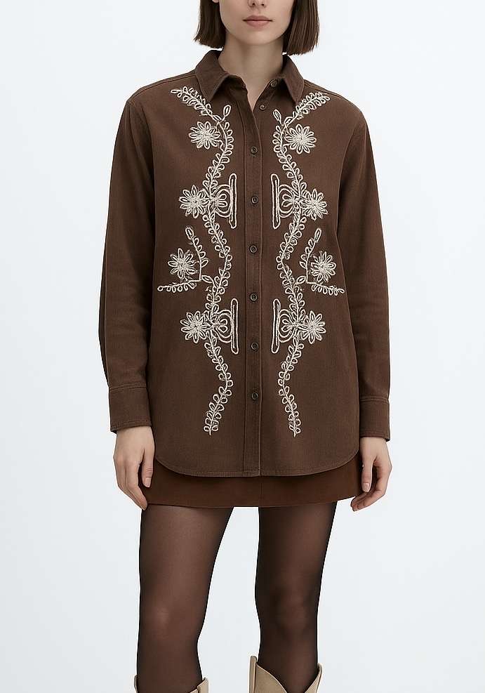 Femme portant une chemise marron à broderies florales blanches/crème, style Western chic.