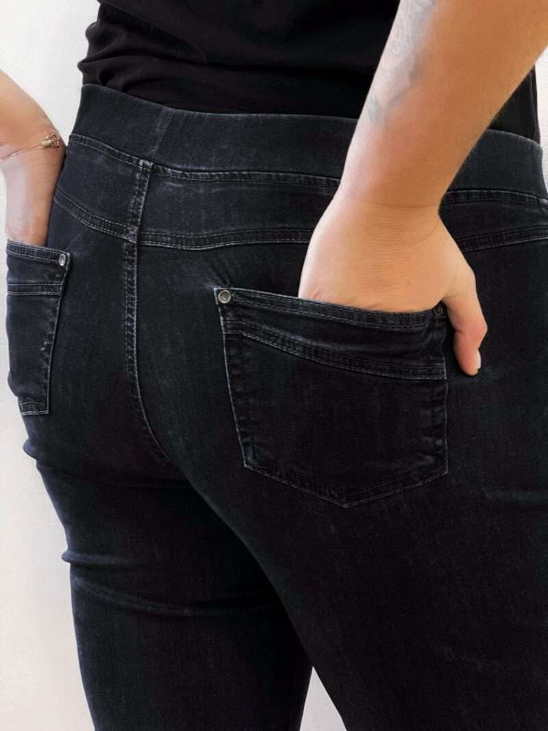 Découvrez le jean Anna Montana Angelika Jump In Slim Fit, le modèle plébiscité qui redéfinit le confort. Il possède l'apparence authentique d'un jean classique en denim bleu foncée, mais offre la souplesse et l'aisance d'un pantalon de détente. Il est parfaitement pensé pour les femmes de 50 ans et plus qui recherchent un jean à la fois moderne et d'un confort absolu au quotidien. Pourquoi l'Angelika Jump In est l'incontournable de votre dressing : L'Effet "Jump In" : La Révolution du Confort C'est l'innovation qui change tout : ce jean s'enfile sans effort grâce à sa conception "pull-on". Pas de fermeture éclair, pas de bouton à l'avant ! Il suffit de l'enfiler pour se sentir immédiatement à l'aise. (Voir photos, la taille est lisse et large). La Ceinture "Magic" : Ventre Plat et Maintien Doux La taille est équipée d'une large ceinture élastiquée plate et invisible qui épouse votre ventre sans comprimer ni marquer. Elle procure un maintien parfait et un subtil effet ventre plat, garantissant un bien-être durable toute la journée, même assise. Denim Stretch et Silhouette Slim Fit Confectionné dans un denim stretch de haute qualité, ce jean est incroyablement souple. Il suit tous vos mouvements tout en conservant la coupe Slim Fit (ajustée sans être moulante). Cette coupe flatteuse affine la jambe et assure une silhouette moderne sans sacrifier l'aisance. Détails Authentiques Malgré l'absence de zip, les détails caractéristiques d'un jean sont présents : fausses poches cavalières sur le devant (pour une silhouette lissée) et poches plaquées fonctionnelles à l'arrière (voir photos), avec surpiqûres et rivets discrets. Le denim bleu foncée (brut/foncé) est idéal pour un look chic et polyvalent. Entdecken Sie die Anna Montana Jeans Angelika Jump In Slim Fit, das gefeierte Modell, das Komfort neu definiert. Sie bietet das authentische Aussehen einer klassischen Jeans aus dunkelblauem Denim, jedoch die Weichheit und Bequemlichkeit einer Freizeithose. Sie ist perfekt konzipiert für Frauen ab 50 Jahren, die eine Jeans suchen, die sowohl modern als auch im Alltag absolut bequem ist. Warum die Angelika Jump In ein Garderoben-Highlight ist: Der "Jump In"-Effekt: Die Revolution des Tragekomforts Diese Innovation ändert alles: Diese Jeans lässt sich dank ihres "Pull-on"-Designs mühelos anziehen. Kein Reißverschluss, kein Knopf vorne! Einfach reinschlüpfen und sich sofort wohlfühlen. (Siehe Fotos, der Bund ist glatt und breit.) Der "Magic"-Bund: Flacher Bauch und Sanfter Halt Der Bund ist mit einem breiten, flachen und unsichtbaren Gummizug ausgestattet, der sich perfekt an den Bauch anschmiegt, ohne einzuengen oder Abdrücke zu hinterlassen. Er sorgt für einen idealen Halt und einen dezenten Flacher-Bauch-Effekt, der den ganzen Tag über anhält, auch im Sitzen. Stretch-Denim und Slim Fit Silhouette Hergestellt aus hochwertigem Stretch-Denim, ist diese Jeans unglaublich geschmeidig. Sie macht jede Bewegung mit und behält dabei den Slim Fit Schnitt (figurbetont, aber nicht hauteng). Dieser schmeichelhafte Schnitt streckt das Bein und sorgt für eine moderne Silhouette, ohne auf Bequemlichkeit zu verzichten. Authentische Details Trotz des fehlenden Reißverschlusses sind die typischen Jeans-Details vorhanden: angedeutete Taschen vorne (für eine glattere Silhouette) und funktionale aufgesetzte Taschen hinten (siehe Fotos), mit dezenten Nähten und Nieten. Das dunkelblaue Denim (Raw/Dunkel) ist ideal für einen schicken und vielseitigen Look.
