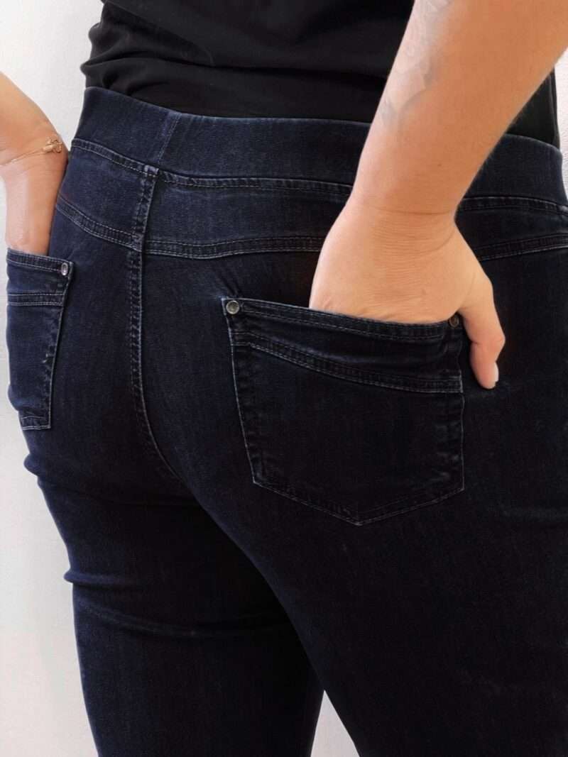 Découvrez le jean Anna Montana Angelika Jump In Slim Fit, le modèle plébiscité qui redéfinit le confort. Il possède l'apparence authentique d'un jean classique en denim bleu foncée, mais offre la souplesse et l'aisance d'un pantalon de détente. Il est parfaitement pensé pour les femmes de 50 ans et plus qui recherchent un jean à la fois moderne et d'un confort absolu au quotidien. Pourquoi l'Angelika Jump In est l'incontournable de votre dressing : L'Effet "Jump In" : La Révolution du Confort C'est l'innovation qui change tout : ce jean s'enfile sans effort grâce à sa conception "pull-on". Pas de fermeture éclair, pas de bouton à l'avant ! Il suffit de l'enfiler pour se sentir immédiatement à l'aise. (Voir photos, la taille est lisse et large). La Ceinture "Magic" : Ventre Plat et Maintien Doux La taille est équipée d'une large ceinture élastiquée plate et invisible qui épouse votre ventre sans comprimer ni marquer. Elle procure un maintien parfait et un subtil effet ventre plat, garantissant un bien-être durable toute la journée, même assise. Denim Stretch et Silhouette Slim Fit Confectionné dans un denim stretch de haute qualité, ce jean est incroyablement souple. Il suit tous vos mouvements tout en conservant la coupe Slim Fit (ajustée sans être moulante). Cette coupe flatteuse affine la jambe et assure une silhouette moderne sans sacrifier l'aisance. Détails Authentiques Malgré l'absence de zip, les détails caractéristiques d'un jean sont présents : fausses poches cavalières sur le devant (pour une silhouette lissée) et poches plaquées fonctionnelles à l'arrière (voir photos), avec surpiqûres et rivets discrets. Le denim bleu foncée (brut/foncé) est idéal pour un look chic et polyvalent. Entdecken Sie die Anna Montana Jeans Angelika Jump In Slim Fit, das gefeierte Modell, das Komfort neu definiert. Sie bietet das authentische Aussehen einer klassischen Jeans aus dunkelblauem Denim, jedoch die Weichheit und Bequemlichkeit einer Freizeithose. Sie ist perfekt konzipiert für Frauen ab 50 Jahren, die eine Jeans suchen, die sowohl modern als auch im Alltag absolut bequem ist. Warum die Angelika Jump In ein Garderoben-Highlight ist: Der "Jump In"-Effekt: Die Revolution des Tragekomforts Diese Innovation ändert alles: Diese Jeans lässt sich dank ihres "Pull-on"-Designs mühelos anziehen. Kein Reißverschluss, kein Knopf vorne! Einfach reinschlüpfen und sich sofort wohlfühlen. (Siehe Fotos, der Bund ist glatt und breit.) Der "Magic"-Bund: Flacher Bauch und Sanfter Halt Der Bund ist mit einem breiten, flachen und unsichtbaren Gummizug ausgestattet, der sich perfekt an den Bauch anschmiegt, ohne einzuengen oder Abdrücke zu hinterlassen. Er sorgt für einen idealen Halt und einen dezenten Flacher-Bauch-Effekt, der den ganzen Tag über anhält, auch im Sitzen. Stretch-Denim und Slim Fit Silhouette Hergestellt aus hochwertigem Stretch-Denim, ist diese Jeans unglaublich geschmeidig. Sie macht jede Bewegung mit und behält dabei den Slim Fit Schnitt (figurbetont, aber nicht hauteng). Dieser schmeichelhafte Schnitt streckt das Bein und sorgt für eine moderne Silhouette, ohne auf Bequemlichkeit zu verzichten. Authentische Details Trotz des fehlenden Reißverschlusses sind die typischen Jeans-Details vorhanden: angedeutete Taschen vorne (für eine glattere Silhouette) und funktionale aufgesetzte Taschen hinten (siehe Fotos), mit dezenten Nähten und Nieten. Das dunkelblaue Denim (Raw/Dunkel) ist ideal für einen schicken und vielseitigen Look.