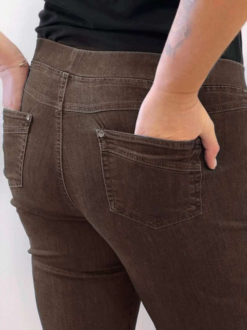 Découvrez le jean Anna Montana Angelika Jump In Slim Fit, le modèle plébiscité qui redéfinit le confort. Il possède l'apparence authentique d'un jean classique en denim bleu foncée, mais offre la souplesse et l'aisance d'un pantalon de détente. Il est parfaitement pensé pour les femmes de 50 ans et plus qui recherchent un jean à la fois moderne et d'un confort absolu au quotidien. Pourquoi l'Angelika Jump In est l'incontournable de votre dressing : L'Effet "Jump In" : La Révolution du Confort C'est l'innovation qui change tout : ce jean s'enfile sans effort grâce à sa conception "pull-on". Pas de fermeture éclair, pas de bouton à l'avant ! Il suffit de l'enfiler pour se sentir immédiatement à l'aise. (Voir photos, la taille est lisse et large). La Ceinture "Magic" : Ventre Plat et Maintien Doux La taille est équipée d'une large ceinture élastiquée plate et invisible qui épouse votre ventre sans comprimer ni marquer. Elle procure un maintien parfait et un subtil effet ventre plat, garantissant un bien-être durable toute la journée, même assise. Denim Stretch et Silhouette Slim Fit Confectionné dans un denim stretch de haute qualité, ce jean est incroyablement souple. Il suit tous vos mouvements tout en conservant la coupe Slim Fit (ajustée sans être moulante). Cette coupe flatteuse affine la jambe et assure une silhouette moderne sans sacrifier l'aisance. Détails Authentiques Malgré l'absence de zip, les détails caractéristiques d'un jean sont présents : fausses poches cavalières sur le devant (pour une silhouette lissée) et poches plaquées fonctionnelles à l'arrière (voir photos), avec surpiqûres et rivets discrets. Le denim bleu foncée (brut/foncé) est idéal pour un look chic et polyvalent. Entdecken Sie die Anna Montana Jeans Angelika Jump In Slim Fit, das gefeierte Modell, das Komfort neu definiert. Sie bietet das authentische Aussehen einer klassischen Jeans aus dunkelblauem Denim, jedoch die Weichheit und Bequemlichkeit einer Freizeithose. Sie ist perfekt konzipiert für Frauen ab 50 Jahren, die eine Jeans suchen, die sowohl modern als auch im Alltag absolut bequem ist. Warum die Angelika Jump In ein Garderoben-Highlight ist: Der "Jump In"-Effekt: Die Revolution des Tragekomforts Diese Innovation ändert alles: Diese Jeans lässt sich dank ihres "Pull-on"-Designs mühelos anziehen. Kein Reißverschluss, kein Knopf vorne! Einfach reinschlüpfen und sich sofort wohlfühlen. (Siehe Fotos, der Bund ist glatt und breit.) Der "Magic"-Bund: Flacher Bauch und Sanfter Halt Der Bund ist mit einem breiten, flachen und unsichtbaren Gummizug ausgestattet, der sich perfekt an den Bauch anschmiegt, ohne einzuengen oder Abdrücke zu hinterlassen. Er sorgt für einen idealen Halt und einen dezenten Flacher-Bauch-Effekt, der den ganzen Tag über anhält, auch im Sitzen. Stretch-Denim und Slim Fit Silhouette Hergestellt aus hochwertigem Stretch-Denim, ist diese Jeans unglaublich geschmeidig. Sie macht jede Bewegung mit und behält dabei den Slim Fit Schnitt (figurbetont, aber nicht hauteng). Dieser schmeichelhafte Schnitt streckt das Bein und sorgt für eine moderne Silhouette, ohne auf Bequemlichkeit zu verzichten. Authentische Details Trotz des fehlenden Reißverschlusses sind die typischen Jeans-Details vorhanden: angedeutete Taschen vorne (für eine glattere Silhouette) und funktionale aufgesetzte Taschen hinten (siehe Fotos), mit dezenten Nähten und Nieten. Das dunkelblaue Denim (Raw/Dunkel) ist ideal für einen schicken und vielseitigen Look.