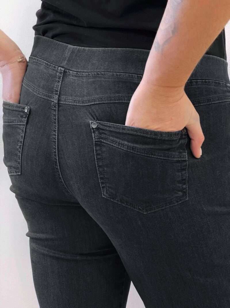 Découvrez le jean Anna Montana Angelika Jump In Slim Fit, le modèle plébiscité qui redéfinit le confort. Il possède l'apparence authentique d'un jean classique en denim bleu foncée, mais offre la souplesse et l'aisance d'un pantalon de détente. Il est parfaitement pensé pour les femmes de 50 ans et plus qui recherchent un jean à la fois moderne et d'un confort absolu au quotidien. Pourquoi l'Angelika Jump In est l'incontournable de votre dressing : L'Effet "Jump In" : La Révolution du Confort C'est l'innovation qui change tout : ce jean s'enfile sans effort grâce à sa conception "pull-on". Pas de fermeture éclair, pas de bouton à l'avant ! Il suffit de l'enfiler pour se sentir immédiatement à l'aise. (Voir photos, la taille est lisse et large). La Ceinture "Magic" : Ventre Plat et Maintien Doux La taille est équipée d'une large ceinture élastiquée plate et invisible qui épouse votre ventre sans comprimer ni marquer. Elle procure un maintien parfait et un subtil effet ventre plat, garantissant un bien-être durable toute la journée, même assise. Denim Stretch et Silhouette Slim Fit Confectionné dans un denim stretch de haute qualité, ce jean est incroyablement souple. Il suit tous vos mouvements tout en conservant la coupe Slim Fit (ajustée sans être moulante). Cette coupe flatteuse affine la jambe et assure une silhouette moderne sans sacrifier l'aisance. Détails Authentiques Malgré l'absence de zip, les détails caractéristiques d'un jean sont présents : fausses poches cavalières sur le devant (pour une silhouette lissée) et poches plaquées fonctionnelles à l'arrière (voir photos), avec surpiqûres et rivets discrets. Le denim bleu foncée (brut/foncé) est idéal pour un look chic et polyvalent. Entdecken Sie die Anna Montana Jeans Angelika Jump In Slim Fit, das gefeierte Modell, das Komfort neu definiert. Sie bietet das authentische Aussehen einer klassischen Jeans aus dunkelblauem Denim, jedoch die Weichheit und Bequemlichkeit einer Freizeithose. Sie ist perfekt konzipiert für Frauen ab 50 Jahren, die eine Jeans suchen, die sowohl modern als auch im Alltag absolut bequem ist. Warum die Angelika Jump In ein Garderoben-Highlight ist: Der "Jump In"-Effekt: Die Revolution des Tragekomforts Diese Innovation ändert alles: Diese Jeans lässt sich dank ihres "Pull-on"-Designs mühelos anziehen. Kein Reißverschluss, kein Knopf vorne! Einfach reinschlüpfen und sich sofort wohlfühlen. (Siehe Fotos, der Bund ist glatt und breit.) Der "Magic"-Bund: Flacher Bauch und Sanfter Halt Der Bund ist mit einem breiten, flachen und unsichtbaren Gummizug ausgestattet, der sich perfekt an den Bauch anschmiegt, ohne einzuengen oder Abdrücke zu hinterlassen. Er sorgt für einen idealen Halt und einen dezenten Flacher-Bauch-Effekt, der den ganzen Tag über anhält, auch im Sitzen. Stretch-Denim und Slim Fit Silhouette Hergestellt aus hochwertigem Stretch-Denim, ist diese Jeans unglaublich geschmeidig. Sie macht jede Bewegung mit und behält dabei den Slim Fit Schnitt (figurbetont, aber nicht hauteng). Dieser schmeichelhafte Schnitt streckt das Bein und sorgt für eine moderne Silhouette, ohne auf Bequemlichkeit zu verzichten. Authentische Details Trotz des fehlenden Reißverschlusses sind die typischen Jeans-Details vorhanden: angedeutete Taschen vorne (für eine glattere Silhouette) und funktionale aufgesetzte Taschen hinten (siehe Fotos), mit dezenten Nähten und Nieten. Das dunkelblaue Denim (Raw/Dunkel) ist ideal für einen schicken und vielseitigen Look.