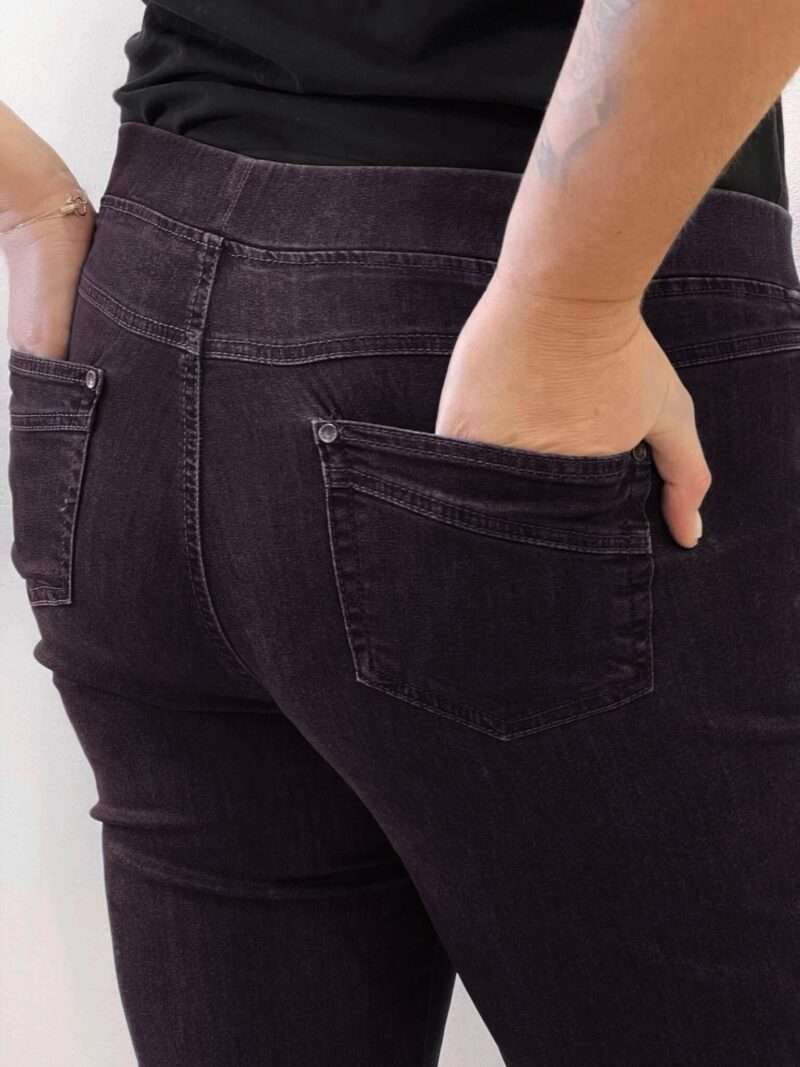 Découvrez le jean Anna Montana Angelika Jump In Slim Fit, le modèle plébiscité qui redéfinit le confort. Il possède l'apparence authentique d'un jean classique en denim bleu foncée, mais offre la souplesse et l'aisance d'un pantalon de détente. Il est parfaitement pensé pour les femmes de 50 ans et plus qui recherchent un jean à la fois moderne et d'un confort absolu au quotidien. Pourquoi l'Angelika Jump In est l'incontournable de votre dressing : L'Effet "Jump In" : La Révolution du Confort C'est l'innovation qui change tout : ce jean s'enfile sans effort grâce à sa conception "pull-on". Pas de fermeture éclair, pas de bouton à l'avant ! Il suffit de l'enfiler pour se sentir immédiatement à l'aise. (Voir photos, la taille est lisse et large). La Ceinture "Magic" : Ventre Plat et Maintien Doux La taille est équipée d'une large ceinture élastiquée plate et invisible qui épouse votre ventre sans comprimer ni marquer. Elle procure un maintien parfait et un subtil effet ventre plat, garantissant un bien-être durable toute la journée, même assise. Denim Stretch et Silhouette Slim Fit Confectionné dans un denim stretch de haute qualité, ce jean est incroyablement souple. Il suit tous vos mouvements tout en conservant la coupe Slim Fit (ajustée sans être moulante). Cette coupe flatteuse affine la jambe et assure une silhouette moderne sans sacrifier l'aisance. Détails Authentiques Malgré l'absence de zip, les détails caractéristiques d'un jean sont présents : fausses poches cavalières sur le devant (pour une silhouette lissée) et poches plaquées fonctionnelles à l'arrière (voir photos), avec surpiqûres et rivets discrets. Le denim bleu foncée (brut/foncé) est idéal pour un look chic et polyvalent. Entdecken Sie die Anna Montana Jeans Angelika Jump In Slim Fit, das gefeierte Modell, das Komfort neu definiert. Sie bietet das authentische Aussehen einer klassischen Jeans aus dunkelblauem Denim, jedoch die Weichheit und Bequemlichkeit einer Freizeithose. Sie ist perfekt konzipiert für Frauen ab 50 Jahren, die eine Jeans suchen, die sowohl modern als auch im Alltag absolut bequem ist. Warum die Angelika Jump In ein Garderoben-Highlight ist: Der "Jump In"-Effekt: Die Revolution des Tragekomforts Diese Innovation ändert alles: Diese Jeans lässt sich dank ihres "Pull-on"-Designs mühelos anziehen. Kein Reißverschluss, kein Knopf vorne! Einfach reinschlüpfen und sich sofort wohlfühlen. (Siehe Fotos, der Bund ist glatt und breit.) Der "Magic"-Bund: Flacher Bauch und Sanfter Halt Der Bund ist mit einem breiten, flachen und unsichtbaren Gummizug ausgestattet, der sich perfekt an den Bauch anschmiegt, ohne einzuengen oder Abdrücke zu hinterlassen. Er sorgt für einen idealen Halt und einen dezenten Flacher-Bauch-Effekt, der den ganzen Tag über anhält, auch im Sitzen. Stretch-Denim und Slim Fit Silhouette Hergestellt aus hochwertigem Stretch-Denim, ist diese Jeans unglaublich geschmeidig. Sie macht jede Bewegung mit und behält dabei den Slim Fit Schnitt (figurbetont, aber nicht hauteng). Dieser schmeichelhafte Schnitt streckt das Bein und sorgt für eine moderne Silhouette, ohne auf Bequemlichkeit zu verzichten. Authentische Details Trotz des fehlenden Reißverschlusses sind die typischen Jeans-Details vorhanden: angedeutete Taschen vorne (für eine glattere Silhouette) und funktionale aufgesetzte Taschen hinten (siehe Fotos), mit dezenten Nähten und Nieten. Das dunkelblaue Denim (Raw/Dunkel) ist ideal für einen schicken und vielseitigen Look.