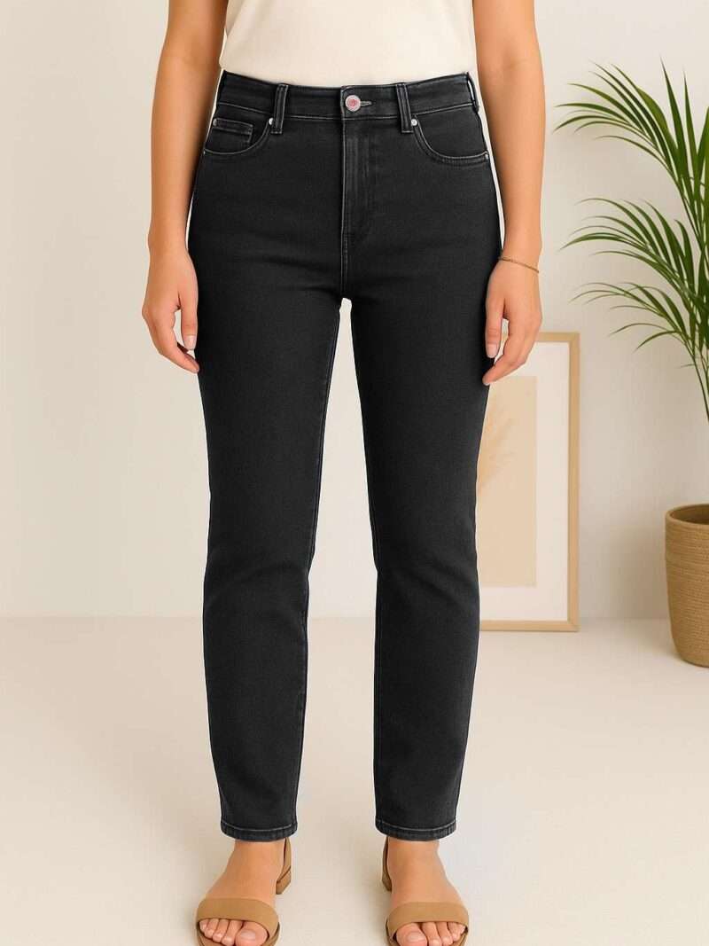 Découvrez le Lieblingjeans 1920 d'Anna Montana, dont le nom allemand signifie littéralement "Jean Préféré" ! Ce modèle est conçu pour devenir votre incontournable, fusionnant le style authentique du jean avec un confort maximal pensé pour les femmes de 50 ans et plus en quête d'aisance et d'une coupe parfaite. Pourquoi le Lieblingjeans 1920 est si Spécial : Le Confort "Liebling" (Préféré) : Un Effet Cocooning Ce jean est célèbre pour sa matière de haute qualité qui procure une sensation de seconde peau. Le tissu est riche en stretch et incroyablement doux, offrant une liberté de mouvement totale sans jamais se déformer. Il vous enveloppe doucement, parfait pour toutes les activités du quotidien. La Coupe Classique et Flatteuse Le 1920 propose une coupe parfaitement équilibrée, souvent un Straight Leg (coupe droite) ou un Slim confortable. Il est conçu pour flatter la silhouette sans la contraindre, offrant un rendu moderne et élégant. Sa taille assure un bon maintien et un ajustement confortable au niveau du ventre. Le Denim "Dark Blue" : L'Élégance du Bleu Foncée Le coloris Dark Blue (Bleu Foncé) est la teinte de denim la plus polyvalente. Plus chic et habillé que le bleu clair, il est parfait pour allonger la jambe et s'associe sans effort avec des blouses claires, des pulls colorés ou des blazers sombres. Il passe facilement d'un look décontracté à une tenue plus soignée. Qualité Anna Montana : Durabilité et Finitions Comme tous les modèles de la marque, le Lieblingjeans est synonyme de finitions soignées et de durabilité. Les poches, coutures et boutons sont conçus pour résister au temps et aux lavages, garantissant que ce jean restera votre "préféré" pendant de nombreuses saisons. Entdecken Sie die Anna Montana Lieblingjeans 1920 – ein Name, der Programm ist! Dieses Modell wurde entwickelt, um Ihr absolutes Must-have zu werden. Es vereint den authentischen Jeans-Stil mit maximalem Komfort, speziell zugeschnitten auf die Bedürfnisse von Frauen ab 50 Jahren, die eine perfekte Passform und Leichtigkeit suchen. Warum die Lieblingjeans 1920 so Besonders ist: Der "Liebling"-Komfort: Ein Behagliches Gefühl Diese Jeans ist berühmt für ihr hochwertiges Material, das ein Gefühl wie eine zweite Haut vermittelt. Der Stoff ist reich an Stretch und unglaublich weich, was eine vollständige Bewegungsfreiheit garantiert, ohne auszuleiern. Sie umhüllt sanft und ist perfekt für alle täglichen Aktivitäten. Die Klassische und Schmeichelhafte Passform Die 1920 bietet einen perfekt ausgewogenen Schnitt, oft als Straight Leg (gerader Schnitt) oder bequemer Slim-Schnitt. Sie ist so konzipiert, dass sie die Silhouette schmeichelt, ohne einzuengen, und sorgt für einen modernen, eleganten Look. Der Bund bietet guten Halt und eine angenehme Anpassung im Bauchbereich. Das Denim "Dark Blue": Die Eleganz des Dunkelblaus Die Farbe Dark Blue (Dunkelblau) ist die vielseitigste Denim-Färbung. Schicker und eleganter als hellere Blautöne, streckt sie das Bein optimal und lässt sich mühelos mit hellen Blusen, farbigen Pullovern oder dunklen Blazern kombinieren. Sie wechselt problemlos von einem Freizeit-Look zu einem schickeren Outfit. Anna Montana Qualität: Langlebigkeit und Verarbeitung Wie alle Modelle der Marke steht die Lieblingjeans für saubere Verarbeitung und Langlebigkeit. Taschen, Nähte und Knöpfe sind so konzipiert, dass sie Zeit und Wäschen standhalten und dafür sorgen, dass diese Jeans über viele Saisons hinweg Ihr "Lieblingsstück" bleibt.