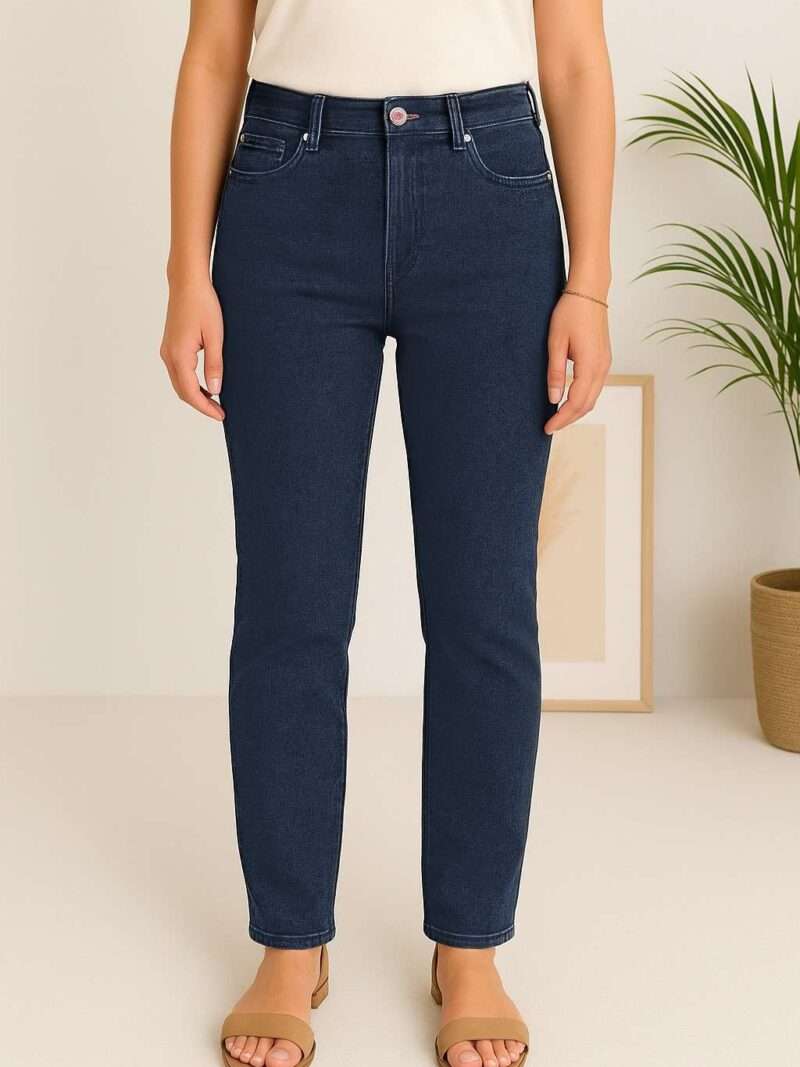 Découvrez le Lieblingjeans 1920 d'Anna Montana, dont le nom allemand signifie littéralement "Jean Préféré" ! Ce modèle est conçu pour devenir votre incontournable, fusionnant le style authentique du jean avec un confort maximal pensé pour les femmes de 50 ans et plus en quête d'aisance et d'une coupe parfaite. Pourquoi le Lieblingjeans 1920 est si Spécial : Le Confort "Liebling" (Préféré) : Un Effet Cocooning Ce jean est célèbre pour sa matière de haute qualité qui procure une sensation de seconde peau. Le tissu est riche en stretch et incroyablement doux, offrant une liberté de mouvement totale sans jamais se déformer. Il vous enveloppe doucement, parfait pour toutes les activités du quotidien. La Coupe Classique et Flatteuse Le 1920 propose une coupe parfaitement équilibrée, souvent un Straight Leg (coupe droite) ou un Slim confortable. Il est conçu pour flatter la silhouette sans la contraindre, offrant un rendu moderne et élégant. Sa taille assure un bon maintien et un ajustement confortable au niveau du ventre. Le Denim "Dark Blue" : L'Élégance du Bleu Foncée Le coloris Dark Blue (Bleu Foncé) est la teinte de denim la plus polyvalente. Plus chic et habillé que le bleu clair, il est parfait pour allonger la jambe et s'associe sans effort avec des blouses claires, des pulls colorés ou des blazers sombres. Il passe facilement d'un look décontracté à une tenue plus soignée. Qualité Anna Montana : Durabilité et Finitions Comme tous les modèles de la marque, le Lieblingjeans est synonyme de finitions soignées et de durabilité. Les poches, coutures et boutons sont conçus pour résister au temps et aux lavages, garantissant que ce jean restera votre "préféré" pendant de nombreuses saisons. Entdecken Sie die Anna Montana Lieblingjeans 1920 – ein Name, der Programm ist! Dieses Modell wurde entwickelt, um Ihr absolutes Must-have zu werden. Es vereint den authentischen Jeans-Stil mit maximalem Komfort, speziell zugeschnitten auf die Bedürfnisse von Frauen ab 50 Jahren, die eine perfekte Passform und Leichtigkeit suchen. Warum die Lieblingjeans 1920 so Besonders ist: Der "Liebling"-Komfort: Ein Behagliches Gefühl Diese Jeans ist berühmt für ihr hochwertiges Material, das ein Gefühl wie eine zweite Haut vermittelt. Der Stoff ist reich an Stretch und unglaublich weich, was eine vollständige Bewegungsfreiheit garantiert, ohne auszuleiern. Sie umhüllt sanft und ist perfekt für alle täglichen Aktivitäten. Die Klassische und Schmeichelhafte Passform Die 1920 bietet einen perfekt ausgewogenen Schnitt, oft als Straight Leg (gerader Schnitt) oder bequemer Slim-Schnitt. Sie ist so konzipiert, dass sie die Silhouette schmeichelt, ohne einzuengen, und sorgt für einen modernen, eleganten Look. Der Bund bietet guten Halt und eine angenehme Anpassung im Bauchbereich. Das Denim "Dark Blue": Die Eleganz des Dunkelblaus Die Farbe Dark Blue (Dunkelblau) ist die vielseitigste Denim-Färbung. Schicker und eleganter als hellere Blautöne, streckt sie das Bein optimal und lässt sich mühelos mit hellen Blusen, farbigen Pullovern oder dunklen Blazern kombinieren. Sie wechselt problemlos von einem Freizeit-Look zu einem schickeren Outfit. Anna Montana Qualität: Langlebigkeit und Verarbeitung Wie alle Modelle der Marke steht die Lieblingjeans für saubere Verarbeitung und Langlebigkeit. Taschen, Nähte und Knöpfe sind so konzipiert, dass sie Zeit und Wäschen standhalten und dafür sorgen, dass diese Jeans über viele Saisons hinweg Ihr "Lieblingsstück" bleibt.