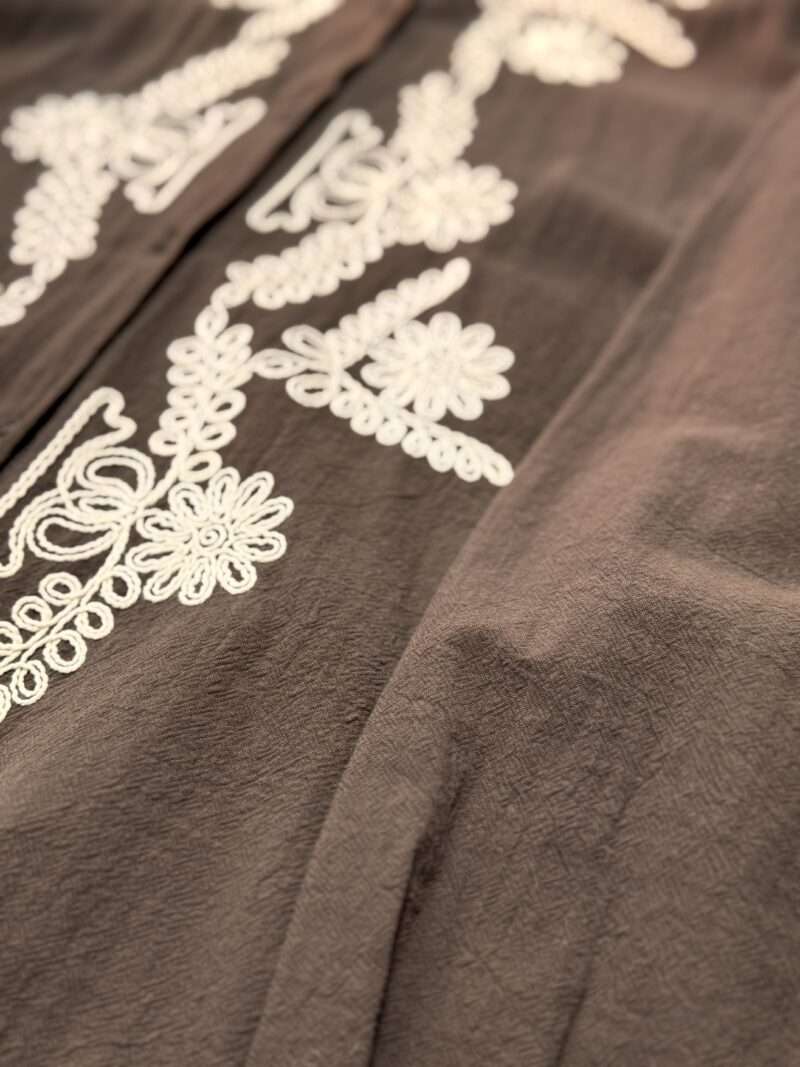 Chemise longue marron brodée – Image 2