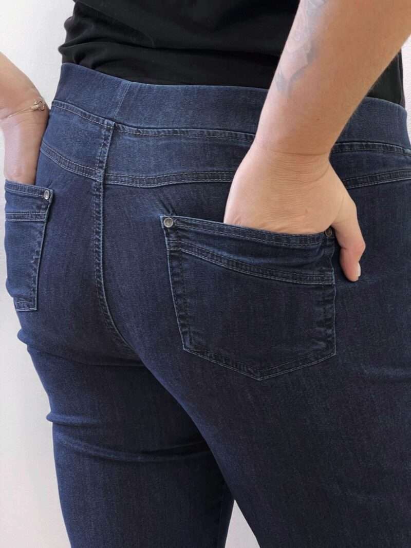Découvrez le jean Anna Montana Angelika Jump In Slim Fit, le modèle plébiscité qui redéfinit le confort. Il possède l'apparence authentique d'un jean classique en denim bleu foncée, mais offre la souplesse et l'aisance d'un pantalon de détente. Il est parfaitement pensé pour les femmes de 50 ans et plus qui recherchent un jean à la fois moderne et d'un confort absolu au quotidien. Pourquoi l'Angelika Jump In est l'incontournable de votre dressing : L'Effet "Jump In" : La Révolution du Confort C'est l'innovation qui change tout : ce jean s'enfile sans effort grâce à sa conception "pull-on". Pas de fermeture éclair, pas de bouton à l'avant ! Il suffit de l'enfiler pour se sentir immédiatement à l'aise. (Voir photos, la taille est lisse et large). La Ceinture "Magic" : Ventre Plat et Maintien Doux La taille est équipée d'une large ceinture élastiquée plate et invisible qui épouse votre ventre sans comprimer ni marquer. Elle procure un maintien parfait et un subtil effet ventre plat, garantissant un bien-être durable toute la journée, même assise. Denim Stretch et Silhouette Slim Fit Confectionné dans un denim stretch de haute qualité, ce jean est incroyablement souple. Il suit tous vos mouvements tout en conservant la coupe Slim Fit (ajustée sans être moulante). Cette coupe flatteuse affine la jambe et assure une silhouette moderne sans sacrifier l'aisance. Détails Authentiques Malgré l'absence de zip, les détails caractéristiques d'un jean sont présents : fausses poches cavalières sur le devant (pour une silhouette lissée) et poches plaquées fonctionnelles à l'arrière (voir photos), avec surpiqûres et rivets discrets. Le denim bleu foncée (brut/foncé) est idéal pour un look chic et polyvalent. Entdecken Sie die Anna Montana Jeans Angelika Jump In Slim Fit, das gefeierte Modell, das Komfort neu definiert. Sie bietet das authentische Aussehen einer klassischen Jeans aus dunkelblauem Denim, jedoch die Weichheit und Bequemlichkeit einer Freizeithose. Sie ist perfekt konzipiert für Frauen ab 50 Jahren, die eine Jeans suchen, die sowohl modern als auch im Alltag absolut bequem ist. Warum die Angelika Jump In ein Garderoben-Highlight ist: Der "Jump In"-Effekt: Die Revolution des Tragekomforts Diese Innovation ändert alles: Diese Jeans lässt sich dank ihres "Pull-on"-Designs mühelos anziehen. Kein Reißverschluss, kein Knopf vorne! Einfach reinschlüpfen und sich sofort wohlfühlen. (Siehe Fotos, der Bund ist glatt und breit.) Der "Magic"-Bund: Flacher Bauch und Sanfter Halt Der Bund ist mit einem breiten, flachen und unsichtbaren Gummizug ausgestattet, der sich perfekt an den Bauch anschmiegt, ohne einzuengen oder Abdrücke zu hinterlassen. Er sorgt für einen idealen Halt und einen dezenten Flacher-Bauch-Effekt, der den ganzen Tag über anhält, auch im Sitzen. Stretch-Denim und Slim Fit Silhouette Hergestellt aus hochwertigem Stretch-Denim, ist diese Jeans unglaublich geschmeidig. Sie macht jede Bewegung mit und behält dabei den Slim Fit Schnitt (figurbetont, aber nicht hauteng). Dieser schmeichelhafte Schnitt streckt das Bein und sorgt für eine moderne Silhouette, ohne auf Bequemlichkeit zu verzichten. Authentische Details Trotz des fehlenden Reißverschlusses sind die typischen Jeans-Details vorhanden: angedeutete Taschen vorne (für eine glattere Silhouette) und funktionale aufgesetzte Taschen hinten (siehe Fotos), mit dezenten Nähten und Nieten. Das dunkelblaue Denim (Raw/Dunkel) ist ideal für einen schicken und vielseitigen Look.