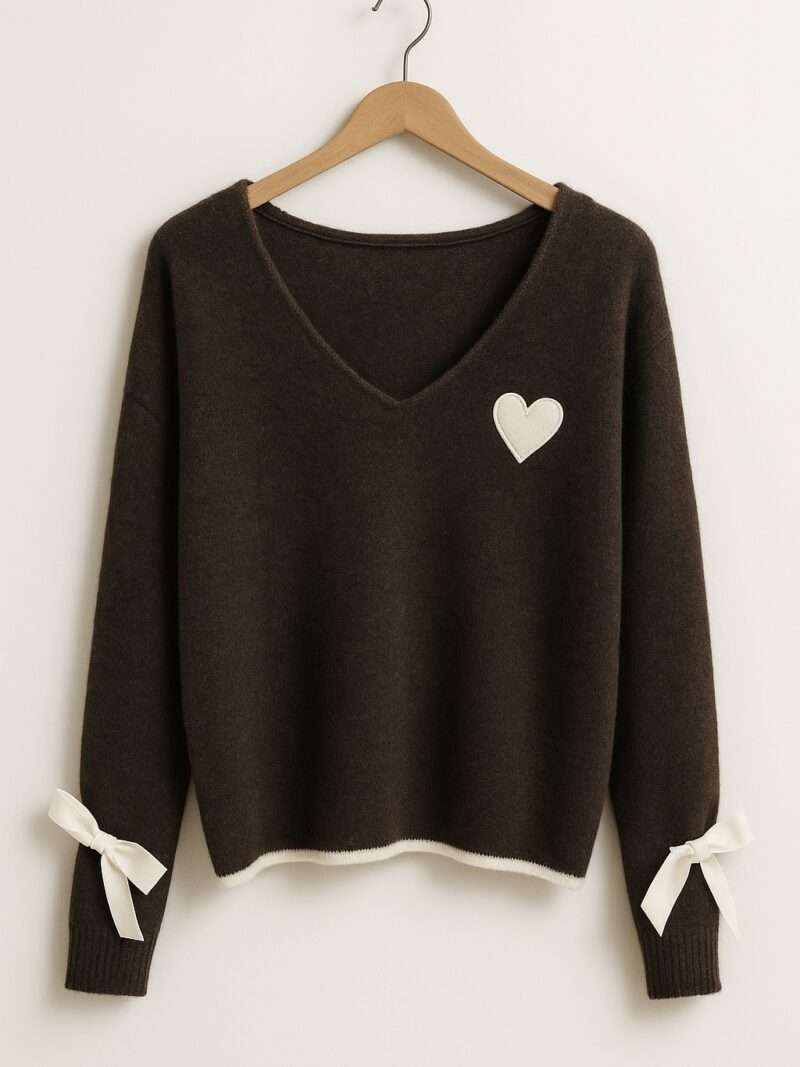 Pull brun col v et motif cœur