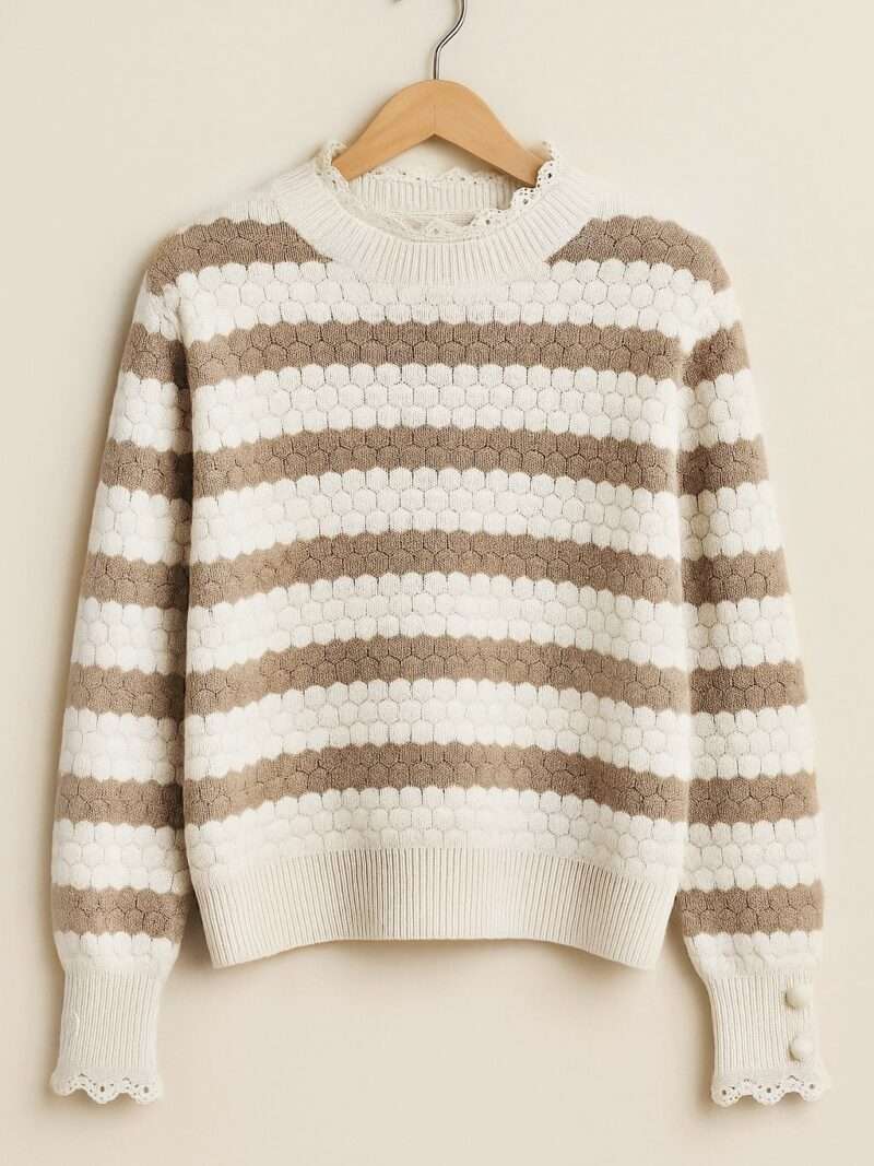 Pull à rayures et froufrous