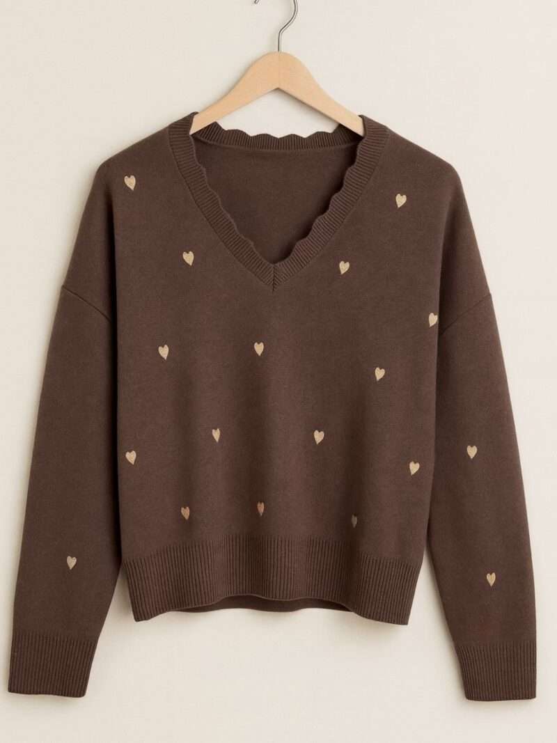 Pull brun cœurs brodés