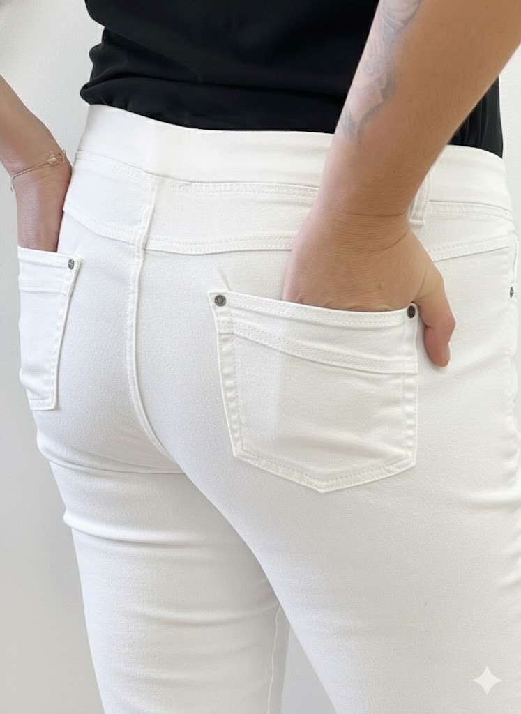 Découvrez le jean Anna Montana Angelika Jump In Slim Fit, le modèle plébiscité qui redéfinit le confort. Il possède l'apparence authentique d'un jean classique en denim bleu foncée, mais offre la souplesse et l'aisance d'un pantalon de détente. Il est parfaitement pensé pour les femmes de 50 ans et plus qui recherchent un jean à la fois moderne et d'un confort absolu au quotidien. Pourquoi l'Angelika Jump In est l'incontournable de votre dressing : L'Effet "Jump In" : La Révolution du Confort C'est l'innovation qui change tout : ce jean s'enfile sans effort grâce à sa conception "pull-on". Pas de fermeture éclair, pas de bouton à l'avant ! Il suffit de l'enfiler pour se sentir immédiatement à l'aise. (Voir photos, la taille est lisse et large). La Ceinture "Magic" : Ventre Plat et Maintien Doux La taille est équipée d'une large ceinture élastiquée plate et invisible qui épouse votre ventre sans comprimer ni marquer. Elle procure un maintien parfait et un subtil effet ventre plat, garantissant un bien-être durable toute la journée, même assise. Denim Stretch et Silhouette Slim Fit Confectionné dans un denim stretch de haute qualité, ce jean est incroyablement souple. Il suit tous vos mouvements tout en conservant la coupe Slim Fit (ajustée sans être moulante). Cette coupe flatteuse affine la jambe et assure une silhouette moderne sans sacrifier l'aisance. Détails Authentiques Malgré l'absence de zip, les détails caractéristiques d'un jean sont présents : fausses poches cavalières sur le devant (pour une silhouette lissée) et poches plaquées fonctionnelles à l'arrière (voir photos), avec surpiqûres et rivets discrets. Le denim bleu foncée (brut/foncé) est idéal pour un look chic et polyvalent. Entdecken Sie die Anna Montana Jeans Angelika Jump In Slim Fit, das gefeierte Modell, das Komfort neu definiert. Sie bietet das authentische Aussehen einer klassischen Jeans aus dunkelblauem Denim, jedoch die Weichheit und Bequemlichkeit einer Freizeithose. Sie ist perfekt konzipiert für Frauen ab 50 Jahren, die eine Jeans suchen, die sowohl modern als auch im Alltag absolut bequem ist. Warum die Angelika Jump In ein Garderoben-Highlight ist: Der "Jump In"-Effekt: Die Revolution des Tragekomforts Diese Innovation ändert alles: Diese Jeans lässt sich dank ihres "Pull-on"-Designs mühelos anziehen. Kein Reißverschluss, kein Knopf vorne! Einfach reinschlüpfen und sich sofort wohlfühlen. (Siehe Fotos, der Bund ist glatt und breit.) Der "Magic"-Bund: Flacher Bauch und Sanfter Halt Der Bund ist mit einem breiten, flachen und unsichtbaren Gummizug ausgestattet, der sich perfekt an den Bauch anschmiegt, ohne einzuengen oder Abdrücke zu hinterlassen. Er sorgt für einen idealen Halt und einen dezenten Flacher-Bauch-Effekt, der den ganzen Tag über anhält, auch im Sitzen. Stretch-Denim und Slim Fit Silhouette Hergestellt aus hochwertigem Stretch-Denim, ist diese Jeans unglaublich geschmeidig. Sie macht jede Bewegung mit und behält dabei den Slim Fit Schnitt (figurbetont, aber nicht hauteng). Dieser schmeichelhafte Schnitt streckt das Bein und sorgt für eine moderne Silhouette, ohne auf Bequemlichkeit zu verzichten. Authentische Details Trotz des fehlenden Reißverschlusses sind die typischen Jeans-Details vorhanden: angedeutete Taschen vorne (für eine glattere Silhouette) und funktionale aufgesetzte Taschen hinten (siehe Fotos), mit dezenten Nähten und Nieten. Das dunkelblaue Denim (Raw/Dunkel) ist ideal für einen schicken und vielseitigen Look.
