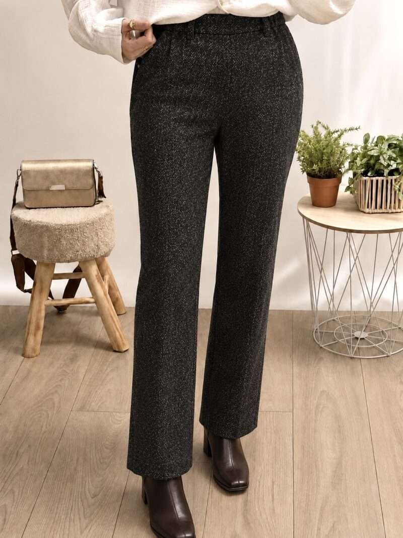 Préparez votre garde-robe pour la saison froide avec le Pantalon Anna Montana Mila à l'allure Tailleur, revisité dans une texture épaisse et chaleureuse au motif Chevrons et au toucher effet Daim. Cette pièce combine les tendances Automne/Hiver 2025 avec le confort légendaire d'Anna Montana, idéal pour les femmes de 50 ans et plus qui refusent de choisir entre style et aisance. Pourquoi le Mila Chevrons est le Pantalon de l'Hiver 2025 : Tendance Hiver 2025 : Motifs et Textures Ce pantalon coche toutes les cases de la mode hivernale. Le motif Chevrons apporte une sophistication classique et un relief visuel riche, tandis que la texture effet Daim ajoute une dimension luxueuse et incroyablement douce. C'est l'incarnation de l'élégance cosy. Confort Saisonnier : Chaleur et Douceur Grâce à sa texture plus épaisse, il offre une chaleur agréable sans alourdir la silhouette. Ce tissu est non seulement beau, mais aussi souple et stretch, garantissant le confort absolu essentiel pour se sentir bien tout au long des longues journées d'hiver. La Coupe Tailleur Straight Fit : Silhouette Structurée Le modèle Mila conserve sa coupe droite (Straight Fit) et sa taille mi-haute qui allongent et structurent la silhouette. L'effet Tailleur est renforcé par la tenue du tissu texturé, assurant une allure impeccable et soignée pour toutes vos activités. Détails et Finitions Impeccables Les finitions restent fidèles à la qualité Anna Montana : fermeture zippée et bouton discrets, ainsi que des poches subtiles. Ces détails permettent à la richesse du motif et de la texture d'être la vedette. Rüsten Sie Ihre Garderobe für die kalte Jahreszeit mit der Anna Montana Hose Mila auf. Sie präsentiert sich im Tailleur-Look, neu interpretiert mit einer dicken, warmen Textur im Fischgrätmuster und einer luxuriösen Wildleder-Optik. Dieses Modell verbindet die Herbst/Winter 2025 Trends mit dem legendären Komfort von Anna Montana, ideal für Frauen ab 50 Jahren, die Stil und Bequemlichkeit gleichermaßen schätzen. Warum die Mila Fischgrät-Hose die Winter-Hose 2025 ist: Winter-Trend 2025: Muster und Texturen Diese Hose erfüllt alle Anforderungen der Wintermode. Das Fischgrätmuster sorgt für klassische Raffinesse und eine reiche visuelle Struktur, während die Wildleder-Optik eine luxuriöse und unglaublich weiche Dimension hinzufügt. Sie ist die Verkörperung eleganter Gemütlichkeit. Saisonale Bequemlichkeit: Wärme und Weichheit Dank ihrer dickeren Textur bietet sie eine angenehme Wärme, ohne die Silhouette zu beschweren. Dieser Stoff ist nicht nur schön, sondern auch geschmeidig und dehnbar, was den absoluten Komfort garantiert, der für das Wohlbefinden an langen Wintertagen unerlässlich ist. Der Tailleur Straight Fit Schnitt: Strukturierte Silhouette Das Modell Mila behält seinen geraden Schnitt (Straight Fit) und den mittelhohen Bund bei, die die Figur strecken und strukturieren. Der Tailleur-Effekt wird durch den festen Halt des strukturierten Stoffes verstärkt, was einen makellosen und gepflegten Look für alle Ihre Aktivitäten gewährleistet. Makellose Details und Verarbeitung Die Verarbeitung bleibt der Anna Montana Qualität treu: diskreter Reißverschluss und Knopf sowie dezente Taschen. Diese Details stellen sicher, dass die Reichhaltigkeit von Muster und Textur im Mittelpunkt steht.