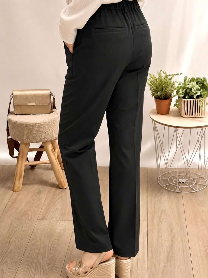 Chic, Confortable, Intemporel ! Le pantalon Anna Montana Mila est la pièce maîtresse qui manquait à votre dressing. Il réinvente le pantalon tailleur classique en le dotant d’un confort absolu, parfaitement adapté aux femmes de 50 ans et plus. Facile à vivre et élégant en toutes circonstances, il est l'allié des journées actives et des soirées soignées, du Nord au Sud de la France. Pourquoi le Mila Tailleur est un choix d'exception : L'Effet Tailleur : Une Allure Soignée et Professionnelle Oubliez les pantalons rigides ! Le Mila offre l'élégance structurée d'un tailleur grâce à son tissu fluide noir et ses finitions impeccables. Il vous assure une silhouette sophistiquée et met en valeur votre tenue, que vous soyez au bureau ou à une cérémonie. Le Confort Anna Montana : Flexibilité Optimale Confectionné dans un tissu souple et légèrement extensible de haute qualité, il allie une tenue parfaite et une aisance de mouvement exceptionnelle. Ce stretch confortable s'adapte à votre morphologie sans jamais serrer, garantissant un bien-être durable. La Coupe Straight Fit : Flatte Toutes les Silhouettes Sa coupe droite moderne (Straight Fit) et sa taille mi-haute sont conçues pour flatter harmonieusement toutes les morphologies. Elle allonge la jambe sans être moulante, offrant un rendu élégant et intemporel qui s’intègre à merveille dans une garde-robe capsule. Détails Discrets et Impeccables Les finitions sont soignées, avec une fermeture zippée et un bouton discret, ainsi que des poches arrières subtiles qui contribuent à l'effet tailleur. Ces détails soulignent la qualité et la durabilité de la marque Anna Montana. Das Must-have für Ihre Garderobe: Chic, Bequem, Zeitlos! Die Anna Montana Hose Mila ist das Schlüsselstück, das in Ihrer Garderobe gefehlt hat. Sie interpretiert die klassische Tailleurhose neu und stattet sie mit absolutem Komfort aus, ideal für Frauen ab 50 Jahren. Sie ist alltagstauglich und elegant zugleich und der perfekte Begleiter für aktive Tage und schicke Abende. Warum die Mila Tailleur-Hose eine hervorragende Wahl ist: Der Tailleur-Effekt: Ein Gepflegter und Professioneller Auftritt Vergessen Sie steife Hosen! Die Mila bietet die strukturierte Eleganz eines Tailleur-Stücks dank ihres fließenden, schwarzen Stoffs und der tadellosen Verarbeitung. Sie sorgt für eine anspruchsvolle Silhouette und wertet Ihr Outfit auf, ob im Büro oder bei festlichen Anlässen. Anna Montana Komfort: Optimale Flexibilität Hergestellt aus einem hochwertigen, weichen und leicht dehnbaren Stoff, verbindet sie perfekten Sitz mit außergewöhnlicher Bewegungsfreiheit. Dieser bequeme Stretch passt sich Ihrer Körperform an, ohne jemals einzuengen, und garantiert langanhaltendes Wohlbefinden. Der Straight Fit Schnitt: Schmeichelt Jeder Figur Ihr moderner gerader Schnitt (Straight Fit) und der mittelhohe Bund sind darauf ausgelegt, alle Körperformen harmonisch zu schmeicheln. Das Bein wird optisch gestreckt, ohne dass die Hose zu eng anliegt, was einen eleganten und zeitlosen Look ergibt, der perfekt zu einer Capsule Wardrobe passt. Diskrete und Makellose Details Die Verarbeitung ist erstklassig, mit einem Reißverschluss und einem diskreten Knopf, sowie subtilen Gesäßtaschen, die zum Tailleur-Effekt beitragen. Diese Details unterstreichen die Qualität und Langlebigkeit der Marke Anna Montana.