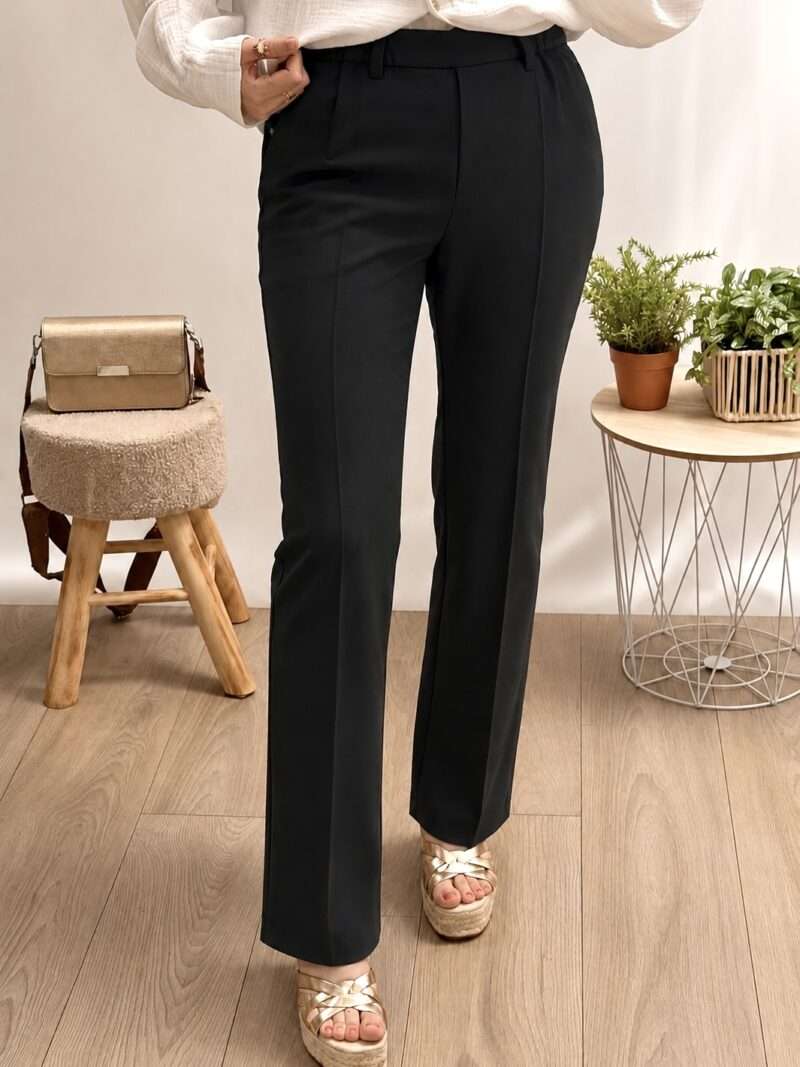 Chic, Confortable, Intemporel ! Le pantalon Anna Montana Mila est la pièce maîtresse qui manquait à votre dressing. Il réinvente le pantalon tailleur classique en le dotant d’un confort absolu, parfaitement adapté aux femmes de 50 ans et plus. Facile à vivre et élégant en toutes circonstances, il est l'allié des journées actives et des soirées soignées, du Nord au Sud de la France. Pourquoi le Mila Tailleur est un choix d'exception : L'Effet Tailleur : Une Allure Soignée et Professionnelle Oubliez les pantalons rigides ! Le Mila offre l'élégance structurée d'un tailleur grâce à son tissu fluide noir et ses finitions impeccables. Il vous assure une silhouette sophistiquée et met en valeur votre tenue, que vous soyez au bureau ou à une cérémonie. Le Confort Anna Montana : Flexibilité Optimale Confectionné dans un tissu souple et légèrement extensible de haute qualité, il allie une tenue parfaite et une aisance de mouvement exceptionnelle. Ce stretch confortable s'adapte à votre morphologie sans jamais serrer, garantissant un bien-être durable. La Coupe Straight Fit : Flatte Toutes les Silhouettes Sa coupe droite moderne (Straight Fit) et sa taille mi-haute sont conçues pour flatter harmonieusement toutes les morphologies. Elle allonge la jambe sans être moulante, offrant un rendu élégant et intemporel qui s’intègre à merveille dans une garde-robe capsule. Détails Discrets et Impeccables Les finitions sont soignées, avec une fermeture zippée et un bouton discret, ainsi que des poches arrières subtiles qui contribuent à l'effet tailleur. Ces détails soulignent la qualité et la durabilité de la marque Anna Montana. Das Must-have für Ihre Garderobe: Chic, Bequem, Zeitlos! Die Anna Montana Hose Mila ist das Schlüsselstück, das in Ihrer Garderobe gefehlt hat. Sie interpretiert die klassische Tailleurhose neu und stattet sie mit absolutem Komfort aus, ideal für Frauen ab 50 Jahren. Sie ist alltagstauglich und elegant zugleich und der perfekte Begleiter für aktive Tage und schicke Abende. Warum die Mila Tailleur-Hose eine hervorragende Wahl ist: Der Tailleur-Effekt: Ein Gepflegter und Professioneller Auftritt Vergessen Sie steife Hosen! Die Mila bietet die strukturierte Eleganz eines Tailleur-Stücks dank ihres fließenden, schwarzen Stoffs und der tadellosen Verarbeitung. Sie sorgt für eine anspruchsvolle Silhouette und wertet Ihr Outfit auf, ob im Büro oder bei festlichen Anlässen. Anna Montana Komfort: Optimale Flexibilität Hergestellt aus einem hochwertigen, weichen und leicht dehnbaren Stoff, verbindet sie perfekten Sitz mit außergewöhnlicher Bewegungsfreiheit. Dieser bequeme Stretch passt sich Ihrer Körperform an, ohne jemals einzuengen, und garantiert langanhaltendes Wohlbefinden. Der Straight Fit Schnitt: Schmeichelt Jeder Figur Ihr moderner gerader Schnitt (Straight Fit) und der mittelhohe Bund sind darauf ausgelegt, alle Körperformen harmonisch zu schmeicheln. Das Bein wird optisch gestreckt, ohne dass die Hose zu eng anliegt, was einen eleganten und zeitlosen Look ergibt, der perfekt zu einer Capsule Wardrobe passt. Diskrete und Makellose Details Die Verarbeitung ist erstklassig, mit einem Reißverschluss und einem diskreten Knopf, sowie subtilen Gesäßtaschen, die zum Tailleur-Effekt beitragen. Diese Details unterstreichen die Qualität und Langlebigkeit der Marke Anna Montana.