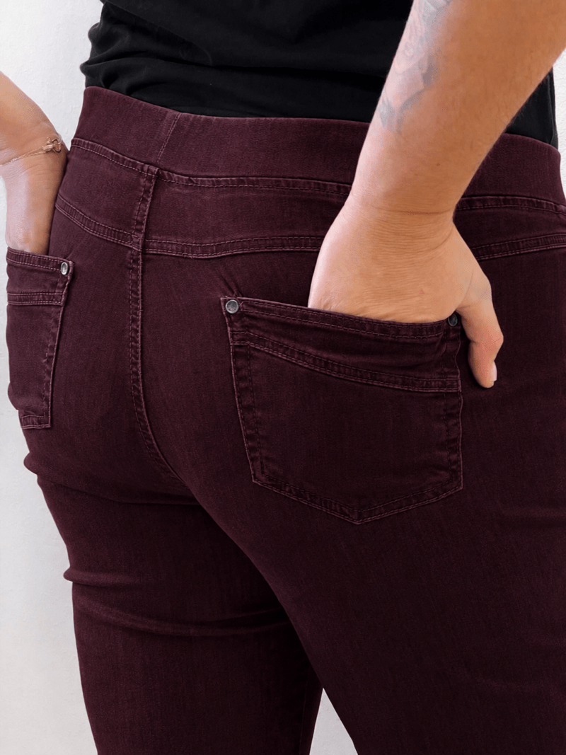 Découvrez le jean Anna Montana Angelika Jump In Slim Fit, le jegging plébiscité qui redéfinit le confort. Il possède l'apparence authentique d'un jean classique en denim bleu, mais offre la souplesse et l'aisance d'un pantalon de détente. Il est parfaitement pensé pour les femmes de 50 ans et plus qui recherchent un jean à la fois moderne et d'un confort absolu au quotidien. Pourquoi l'Angelika Jump In est l'incontournable de votre dressing : L'Effet "Jump In" : La Révolution du Confort C'est l'innovation qui change tout : ce jean s'enfile sans effort grâce à sa conception "pull-on". Pas de fermeture éclair, pas de bouton à l'avant ! Il suffit de l'enfiler pour se sentir immédiatement à l'aise. (Voir photos, la taille est lisse et large). La Ceinture "Magic" : Ventre Plat et Maintien Doux La taille est équipée d'une large ceinture élastiquée plate et invisible qui épouse votre ventre sans comprimer ni marquer. Elle procure un maintien parfait et un subtil effet ventre plat, garantissant un bien-être durable toute la journée, même assise. Denim Stretch et Silhouette Slim Fit Confectionné dans un denim stretch de haute qualité, ce jean est incroyablement souple. Il suit tous vos mouvements tout en conservant la coupe Slim Fit (ajustée sans être moulante). Cette coupe flatteuse affine la jambe et assure une silhouette moderne sans sacrifier l'aisance. Détails Authentiques Malgré l'absence de zip, les détails caractéristiques d'un jean sont présents : fausses poches cavalières sur le devant (pour une silhouette lissée) et poches plaquées fonctionnelles à l'arrière (voir photos), avec surpiqûres et rivets discrets. Le denim bleu foncée (brut/foncé) est idéal pour un look chic et polyvalent. Entdecken Sie die Anna Montana Jeans Angelika Jump In Slim Fit, das gefeierte Modell, das Komfort neu definiert. Sie bietet das authentische Aussehen einer klassischen Jeans aus dunkelblauem Denim, jedoch die Weichheit und Bequemlichkeit einer Freizeithose. Sie ist perfekt konzipiert für Frauen ab 50 Jahren, die eine Jeans suchen, die sowohl modern als auch im Alltag absolut bequem ist. Warum die Angelika Jump In ein Garderoben-Highlight ist: Der "Jump In"-Effekt: Die Revolution des Tragekomforts Diese Innovation ändert alles: Diese Jeans lässt sich dank ihres "Pull-on"-Designs mühelos anziehen. Kein Reißverschluss, kein Knopf vorne! Einfach reinschlüpfen und sich sofort wohlfühlen. (Siehe Fotos, der Bund ist glatt und breit.) Der "Magic"-Bund: Flacher Bauch und Sanfter Halt Der Bund ist mit einem breiten, flachen und unsichtbaren Gummizug ausgestattet, der sich perfekt an den Bauch anschmiegt, ohne einzuengen oder Abdrücke zu hinterlassen. Er sorgt für einen idealen Halt und einen dezenten Flacher-Bauch-Effekt, der den ganzen Tag über anhält, auch im Sitzen. Stretch-Denim und Slim Fit Silhouette Hergestellt aus hochwertigem Stretch-Denim, ist diese Jeans unglaublich geschmeidig. Sie macht jede Bewegung mit und behält dabei den Slim Fit Schnitt (figurbetont, aber nicht hauteng). Dieser schmeichelhafte Schnitt streckt das Bein und sorgt für eine moderne Silhouette, ohne auf Bequemlichkeit zu verzichten. Authentische Details Trotz des fehlenden Reißverschlusses sind die typischen Jeans-Details vorhanden: angedeutete Taschen vorne (für eine glattere Silhouette) und funktionale aufgesetzte Taschen hinten (siehe Fotos), mit dezenten Nähten und Nieten. Das dunkelblaue Denim (Raw/Dunkel) ist ideal für einen schicken und vielseitigen Look.