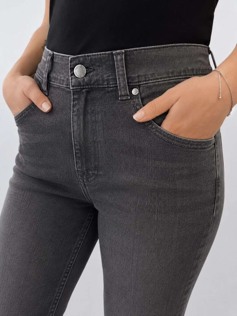 Découvrez le modèle Dora d'Anna Montana, conçu pour offrir un confort absolu et un effet sculptant exceptionnel, comme l'indique l'étiquette "Perfect Body". Ce jean en Gris Clair est la pièce idéale pour les femmes de 50 ans et plus qui recherchent une coupe moderne et flatteuse, combinée à une liberté de mouvement maximale. Pourquoi le Dora "Perfect Body" est un bijou de confort : Effet Sculptant "Perfect Body" La matière ultra-extensible et la coupe étudiée travaillent ensemble pour lisser et sculpter la silhouette avec douceur. Le tissu hautement élastique s'ajuste parfaitement à vos courbes sans comprimer (comme mentionné sur l'étiquette : « Il s’allonge non seulement agréablement, mais il se blottit sans pincer sur le corps »). La Couture Verticale Flatteuse L'élément distinctif de ce modèle est la couture centrale verticale qui descend le long de la jambe (visible sur la photo). Ce détail de confection est un atout majeur, car il allonge la jambe visuellement et assure un tombé parfait du tissu, affinant l'ensemble de la silhouette. Le Gris Clair Tendance La couleur Gris Clair est lumineuse et moderne, parfaite pour les saisons plus douces. Elle offre une alternative chic aux coloris classiques et s'associe facilement aux couleurs pastel, aux blancs et aux noirs. Détails Soignés et Féminins Le Dora présente une taille classique avec fermeture zippée et bouton, ainsi que des détails raffinés, notamment le charmant pendentif "LOVE" et les boutons décoratifs qui ajoutent une touche de féminité et de distinction à ce jean. Coupe Moderne Le Dora offre généralement une coupe Slim ou Straight Leg, qui suit la ligne de la jambe sans être trop serrée, assurant une allure à la fois actuelle et très confortable. Entdecken Sie das Modell Dora von Anna Montana, entwickelt für absoluten Komfort und einen außergewöhnlichen formgebenden Effekt, wie das Etikett "Perfect Body" verrät. Diese Jeans in Hellgrau ist das ideale Kleidungsstück für Frauen ab 50 Jahren, die einen modernen und schmeichelhaften Schnitt suchen, kombiniert mit maximaler Bewegungsfreiheit. Warum die Dora "Perfect Body" ein echtes Komfort-Wunder ist: Formgebender "Perfect Body" Effekt Das Ultra-Stretch-Material und der durchdachte Schnitt wirken zusammen, um die Figur sanft zu glätten und zu formen. Der hochelastische Stoff passt sich perfekt Ihren Kurven an, ohne einzuschneiden (wie auf dem Etikett erwähnt: „Sie lässt sich nicht nur angenehm tragen, sie schmiegt sich perfekt an den Körper, ohne einzuengen und behält ihre Form.“). Die Schmeichelhafte Vertikale Naht Das charakteristische Element dieses Modells ist die zentrale, vertikale Naht, die entlang des Beins verläuft (auf dem Foto sichtbar). Dieses Verarbeitungsdetail ist ein großer Vorteil, da es das Bein optisch streckt und einen perfekten Fall des Stoffes gewährleistet, wodurch die gesamte Silhouette schlanker wirkt. Trendiges Hellgrau Die Farbe Hellgrau ist hell und modern, perfekt für die wärmeren Jahreszeiten. Sie bietet eine schicke Alternative zu klassischen Farben und lässt sich leicht mit Pastelltönen, Weiß oder Schwarz kombinieren. Gepflegte und Feminine Details Die Dora verfügt über einen klassischen Bund mit Reißverschluss und Knopf, sowie über raffinierte Details, insbesondere den charmanten "LOVE"-Anhänger und dekorative Knöpfe, die dieser Jeans eine feminine und unverwechselbare Note verleihen. Moderne Passform Die Dora bietet typischerweise eine Slim- oder Straight Leg Passform, die der Beinlinie folgt, ohne zu eng zu sein, was ein sowohl aktuelles als auch sehr bequemes Erscheinungsbild gewährleistet.