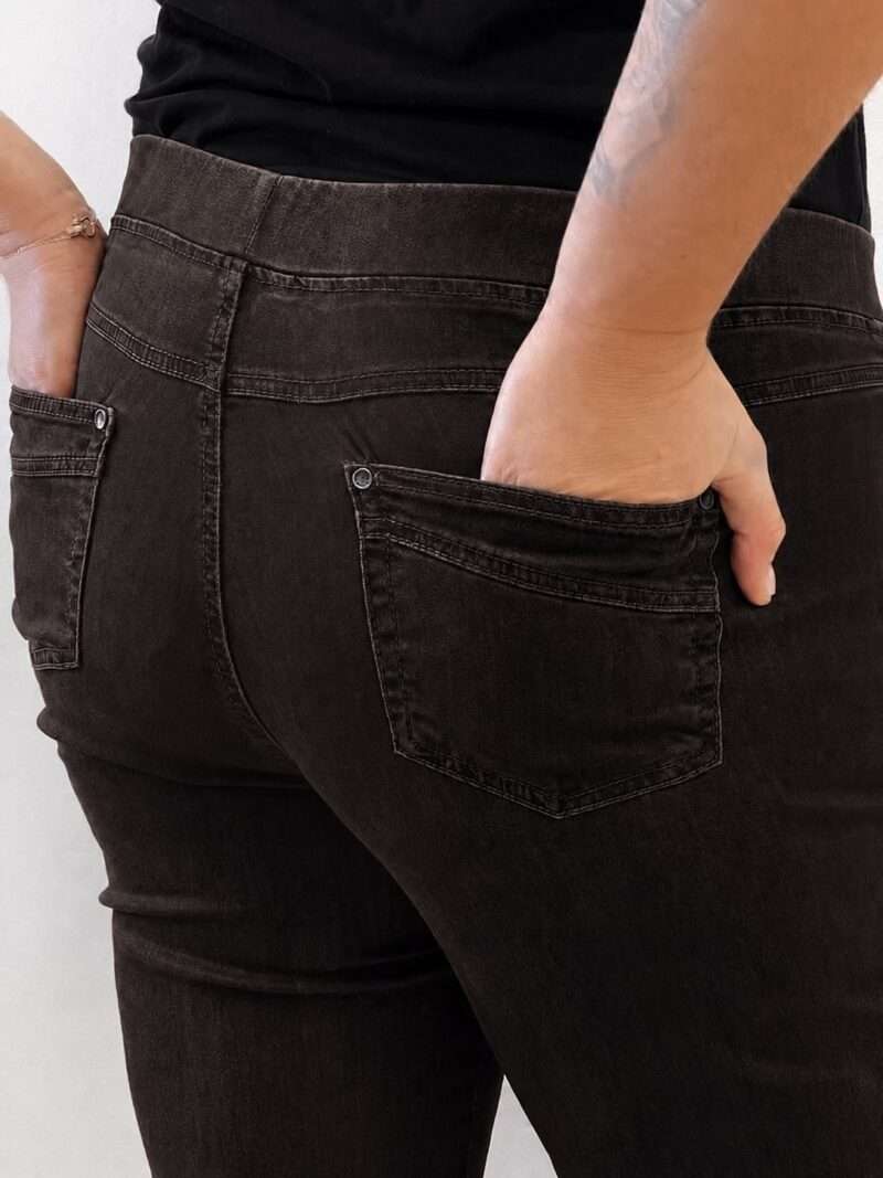Découvrez le jean Anna Montana Angelika Jump In Slim Fit, le jegging plébiscité qui redéfinit le confort. Il possède l'apparence authentique d'un jean classique en denim bleu, mais offre la souplesse et l'aisance d'un pantalon de détente. Il est parfaitement pensé pour les femmes de 50 ans et plus qui recherchent un jean à la fois moderne et d'un confort absolu au quotidien. Pourquoi l'Angelika Jump In est l'incontournable de votre dressing : L'Effet "Jump In" : La Révolution du Confort C'est l'innovation qui change tout : ce jean s'enfile sans effort grâce à sa conception "pull-on". Pas de fermeture éclair, pas de bouton à l'avant ! Il suffit de l'enfiler pour se sentir immédiatement à l'aise. (Voir photos, la taille est lisse et large). La Ceinture "Magic" : Ventre Plat et Maintien Doux La taille est équipée d'une large ceinture élastiquée plate et invisible qui épouse votre ventre sans comprimer ni marquer. Elle procure un maintien parfait et un subtil effet ventre plat, garantissant un bien-être durable toute la journée, même assise. Denim Stretch et Silhouette Slim Fit Confectionné dans un denim stretch de haute qualité, ce jean est incroyablement souple. Il suit tous vos mouvements tout en conservant la coupe Slim Fit (ajustée sans être moulante). Cette coupe flatteuse affine la jambe et assure une silhouette moderne sans sacrifier l'aisance. Détails Authentiques Malgré l'absence de zip, les détails caractéristiques d'un jean sont présents : fausses poches cavalières sur le devant (pour une silhouette lissée) et poches plaquées fonctionnelles à l'arrière (voir photos), avec surpiqûres et rivets discrets. Le denim bleu foncée (brut/foncé) est idéal pour un look chic et polyvalent. Entdecken Sie die Anna Montana Jeans Angelika Jump In Slim Fit, das gefeierte Modell, das Komfort neu definiert. Sie bietet das authentische Aussehen einer klassischen Jeans aus dunkelblauem Denim, jedoch die Weichheit und Bequemlichkeit einer Freizeithose. Sie ist perfekt konzipiert für Frauen ab 50 Jahren, die eine Jeans suchen, die sowohl modern als auch im Alltag absolut bequem ist. Warum die Angelika Jump In ein Garderoben-Highlight ist: Der "Jump In"-Effekt: Die Revolution des Tragekomforts Diese Innovation ändert alles: Diese Jeans lässt sich dank ihres "Pull-on"-Designs mühelos anziehen. Kein Reißverschluss, kein Knopf vorne! Einfach reinschlüpfen und sich sofort wohlfühlen. (Siehe Fotos, der Bund ist glatt und breit.) Der "Magic"-Bund: Flacher Bauch und Sanfter Halt Der Bund ist mit einem breiten, flachen und unsichtbaren Gummizug ausgestattet, der sich perfekt an den Bauch anschmiegt, ohne einzuengen oder Abdrücke zu hinterlassen. Er sorgt für einen idealen Halt und einen dezenten Flacher-Bauch-Effekt, der den ganzen Tag über anhält, auch im Sitzen. Stretch-Denim und Slim Fit Silhouette Hergestellt aus hochwertigem Stretch-Denim, ist diese Jeans unglaublich geschmeidig. Sie macht jede Bewegung mit und behält dabei den Slim Fit Schnitt (figurbetont, aber nicht hauteng). Dieser schmeichelhafte Schnitt streckt das Bein und sorgt für eine moderne Silhouette, ohne auf Bequemlichkeit zu verzichten. Authentische Details Trotz des fehlenden Reißverschlusses sind die typischen Jeans-Details vorhanden: angedeutete Taschen vorne (für eine glattere Silhouette) und funktionale aufgesetzte Taschen hinten (siehe Fotos), mit dezenten Nähten und Nieten. Das dunkelblaue Denim (Raw/Dunkel) ist ideal für einen schicken und vielseitigen Look.