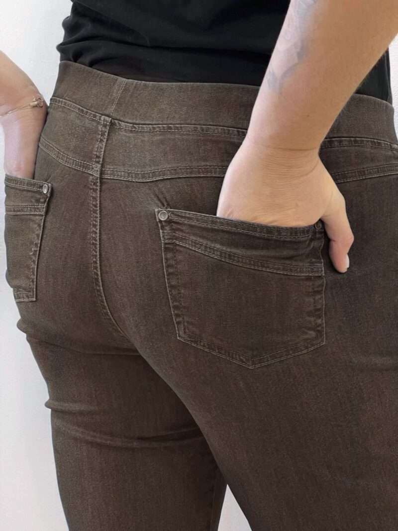 Découvrez le jean Anna Montana Angelika Jump In Slim Fit, le jegging plébiscité qui redéfinit le confort. Il possède l'apparence authentique d'un jean classique en denim bleu, mais offre la souplesse et l'aisance d'un pantalon de détente. Il est parfaitement pensé pour les femmes de 50 ans et plus qui recherchent un jean à la fois moderne et d'un confort absolu au quotidien. Pourquoi l'Angelika Jump In est l'incontournable de votre dressing : L'Effet "Jump In" : La Révolution du Confort C'est l'innovation qui change tout : ce jean s'enfile sans effort grâce à sa conception "pull-on". Pas de fermeture éclair, pas de bouton à l'avant ! Il suffit de l'enfiler pour se sentir immédiatement à l'aise. (Voir photos, la taille est lisse et large). La Ceinture "Magic" : Ventre Plat et Maintien Doux La taille est équipée d'une large ceinture élastiquée plate et invisible qui épouse votre ventre sans comprimer ni marquer. Elle procure un maintien parfait et un subtil effet ventre plat, garantissant un bien-être durable toute la journée, même assise. Denim Stretch et Silhouette Slim Fit Confectionné dans un denim stretch de haute qualité, ce jean est incroyablement souple. Il suit tous vos mouvements tout en conservant la coupe Slim Fit (ajustée sans être moulante). Cette coupe flatteuse affine la jambe et assure une silhouette moderne sans sacrifier l'aisance. Détails Authentiques Malgré l'absence de zip, les détails caractéristiques d'un jean sont présents : fausses poches cavalières sur le devant (pour une silhouette lissée) et poches plaquées fonctionnelles à l'arrière (voir photos), avec surpiqûres et rivets discrets. Le denim bleu foncée (brut/foncé) est idéal pour un look chic et polyvalent. Entdecken Sie die Anna Montana Jeans Angelika Jump In Slim Fit, das gefeierte Modell, das Komfort neu definiert. Sie bietet das authentische Aussehen einer klassischen Jeans aus dunkelblauem Denim, jedoch die Weichheit und Bequemlichkeit einer Freizeithose. Sie ist perfekt konzipiert für Frauen ab 50 Jahren, die eine Jeans suchen, die sowohl modern als auch im Alltag absolut bequem ist. Warum die Angelika Jump In ein Garderoben-Highlight ist: Der "Jump In"-Effekt: Die Revolution des Tragekomforts Diese Innovation ändert alles: Diese Jeans lässt sich dank ihres "Pull-on"-Designs mühelos anziehen. Kein Reißverschluss, kein Knopf vorne! Einfach reinschlüpfen und sich sofort wohlfühlen. (Siehe Fotos, der Bund ist glatt und breit.) Der "Magic"-Bund: Flacher Bauch und Sanfter Halt Der Bund ist mit einem breiten, flachen und unsichtbaren Gummizug ausgestattet, der sich perfekt an den Bauch anschmiegt, ohne einzuengen oder Abdrücke zu hinterlassen. Er sorgt für einen idealen Halt und einen dezenten Flacher-Bauch-Effekt, der den ganzen Tag über anhält, auch im Sitzen. Stretch-Denim und Slim Fit Silhouette Hergestellt aus hochwertigem Stretch-Denim, ist diese Jeans unglaublich geschmeidig. Sie macht jede Bewegung mit und behält dabei den Slim Fit Schnitt (figurbetont, aber nicht hauteng). Dieser schmeichelhafte Schnitt streckt das Bein und sorgt für eine moderne Silhouette, ohne auf Bequemlichkeit zu verzichten. Authentische Details Trotz des fehlenden Reißverschlusses sind die typischen Jeans-Details vorhanden: angedeutete Taschen vorne (für eine glattere Silhouette) und funktionale aufgesetzte Taschen hinten (siehe Fotos), mit dezenten Nähten und Nieten. Das dunkelblaue Denim (Raw/Dunkel) ist ideal für einen schicken und vielseitigen Look.
