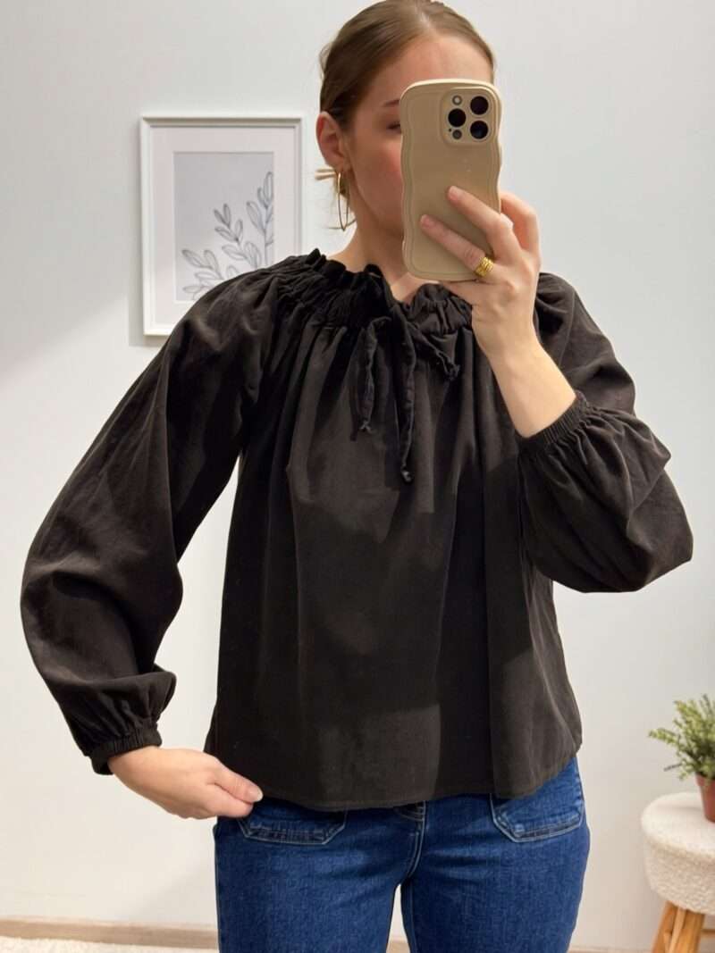 Blouse col rond à froufrous