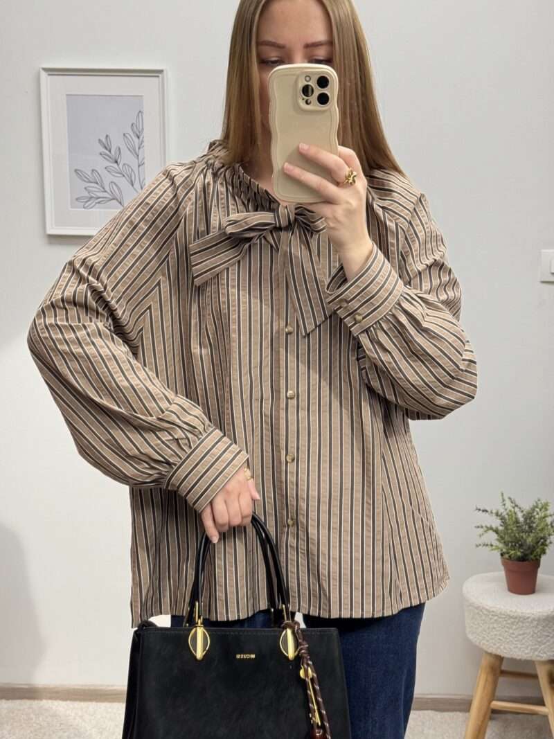 Blouse col à froufrous et nœud