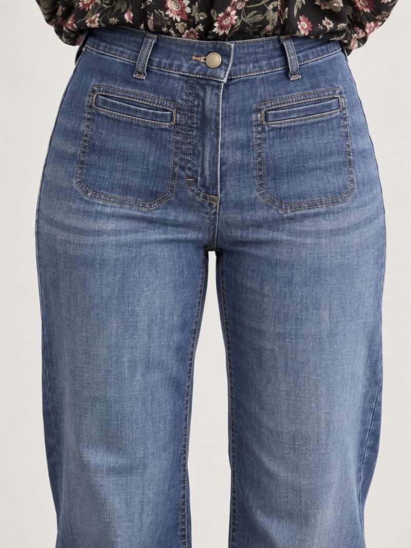 Nouveau jean chez Anna Montana, le Mila wide fit, qui apporte un look moderne et décontracté avec une coupe évasée en denim bleu. Conçu pour allier style et confort avec sa matière stretch, il est parfait pour toutes les morphologies et toutes les occasions. Liberté de mouvement et facile à porter au quotidien, son tissu épouse parfaitement la jambe sans alourdir.