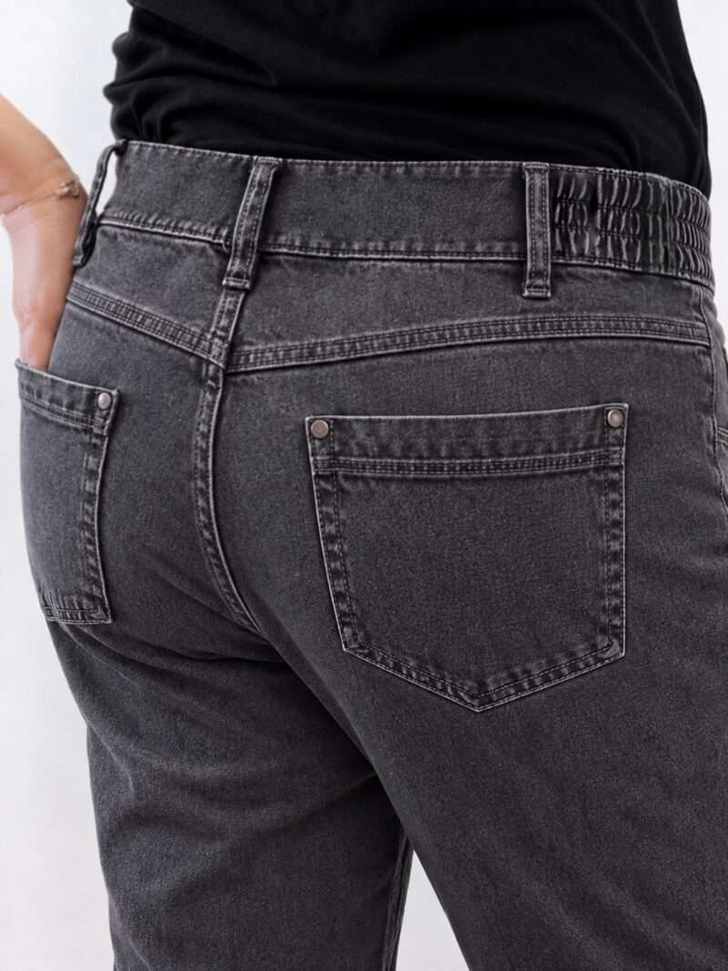 Découvrez le modèle Dora d'Anna Montana, conçu pour offrir un confort absolu et un effet sculptant exceptionnel, comme l'indique l'étiquette "Perfect Body". Ce jean en Gris Clair est la pièce idéale pour les femmes de 50 ans et plus qui recherchent une coupe moderne et flatteuse, combinée à une liberté de mouvement maximale. Pourquoi le Dora "Perfect Body" est un bijou de confort : Effet Sculptant "Perfect Body" La matière ultra-extensible et la coupe étudiée travaillent ensemble pour lisser et sculpter la silhouette avec douceur. Le tissu hautement élastique s'ajuste parfaitement à vos courbes sans comprimer (comme mentionné sur l'étiquette : « Il s’allonge non seulement agréablement, mais il se blottit sans pincer sur le corps »). La Couture Verticale Flatteuse L'élément distinctif de ce modèle est la couture centrale verticale qui descend le long de la jambe (visible sur la photo). Ce détail de confection est un atout majeur, car il allonge la jambe visuellement et assure un tombé parfait du tissu, affinant l'ensemble de la silhouette. Le Gris Clair Tendance La couleur Gris Clair est lumineuse et moderne, parfaite pour les saisons plus douces. Elle offre une alternative chic aux coloris classiques et s'associe facilement aux couleurs pastel, aux blancs et aux noirs. Détails Soignés et Féminins Le Dora présente une taille classique avec fermeture zippée et bouton, ainsi que des détails raffinés, notamment le charmant pendentif "LOVE" et les boutons décoratifs qui ajoutent une touche de féminité et de distinction à ce jean. Coupe Moderne Le Dora offre généralement une coupe Slim ou Straight Leg, qui suit la ligne de la jambe sans être trop serrée, assurant une allure à la fois actuelle et très confortable. Entdecken Sie das Modell Dora von Anna Montana, entwickelt für absoluten Komfort und einen außergewöhnlichen formgebenden Effekt, wie das Etikett "Perfect Body" verrät. Diese Jeans in Hellgrau ist das ideale Kleidungsstück für Frauen ab 50 Jahren, die einen modernen und schmeichelhaften Schnitt suchen, kombiniert mit maximaler Bewegungsfreiheit. Warum die Dora "Perfect Body" ein echtes Komfort-Wunder ist: Formgebender "Perfect Body" Effekt Das Ultra-Stretch-Material und der durchdachte Schnitt wirken zusammen, um die Figur sanft zu glätten und zu formen. Der hochelastische Stoff passt sich perfekt Ihren Kurven an, ohne einzuschneiden (wie auf dem Etikett erwähnt: „Sie lässt sich nicht nur angenehm tragen, sie schmiegt sich perfekt an den Körper, ohne einzuengen und behält ihre Form.“). Die Schmeichelhafte Vertikale Naht Das charakteristische Element dieses Modells ist die zentrale, vertikale Naht, die entlang des Beins verläuft (auf dem Foto sichtbar). Dieses Verarbeitungsdetail ist ein großer Vorteil, da es das Bein optisch streckt und einen perfekten Fall des Stoffes gewährleistet, wodurch die gesamte Silhouette schlanker wirkt. Trendiges Hellgrau Die Farbe Hellgrau ist hell und modern, perfekt für die wärmeren Jahreszeiten. Sie bietet eine schicke Alternative zu klassischen Farben und lässt sich leicht mit Pastelltönen, Weiß oder Schwarz kombinieren. Gepflegte und Feminine Details Die Dora verfügt über einen klassischen Bund mit Reißverschluss und Knopf, sowie über raffinierte Details, insbesondere den charmanten "LOVE"-Anhänger und dekorative Knöpfe, die dieser Jeans eine feminine und unverwechselbare Note verleihen. Moderne Passform Die Dora bietet typischerweise eine Slim- oder Straight Leg Passform, die der Beinlinie folgt, ohne zu eng zu sein, was ein sowohl aktuelles als auch sehr bequemes Erscheinungsbild gewährleistet.