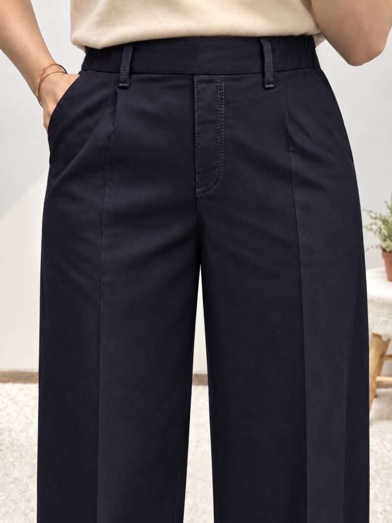 Jean et pantalon extensible phare de chez Anna Montana, le mila wide flexi 1045 est votre allié du quotidien avec sa taille élastique et sa coupe taille haute. Incontournable, ce denim est à la fois flatteur et simple à porter.